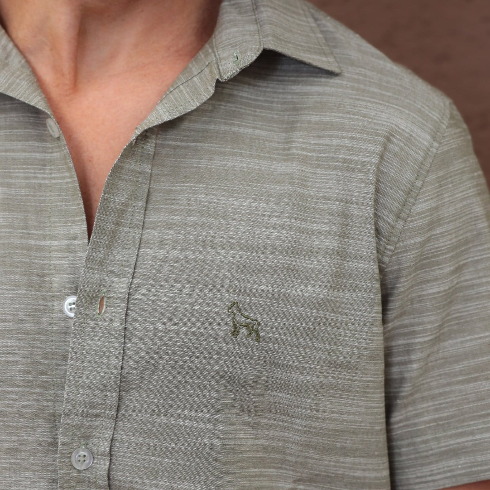 Vista 2 Camisa Bordada Cambraia De Linho Masculino Revanche Chemtou Revanche verde oliva