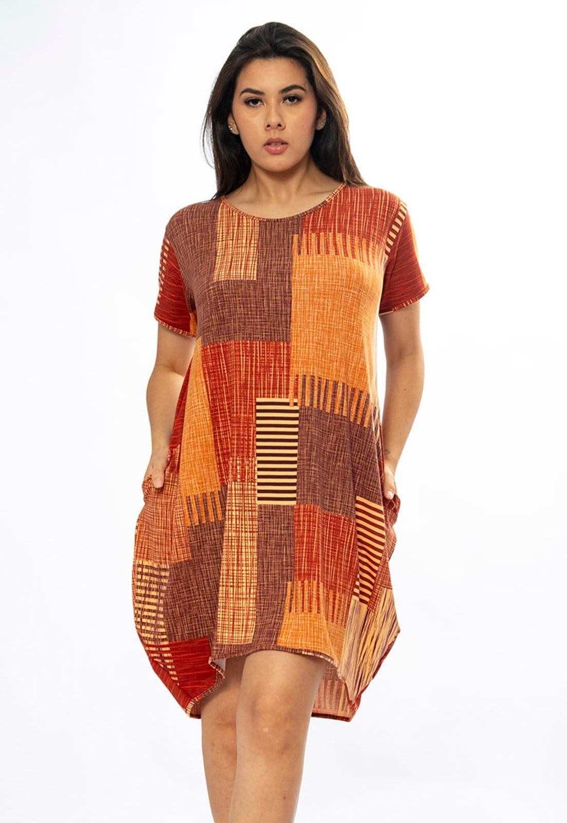 Vista 2 Vestido Curto Amazônia Vital Malha Amplo Always Estampa Tramas do Sol Amazonia Vital bege/marrom/vermelho