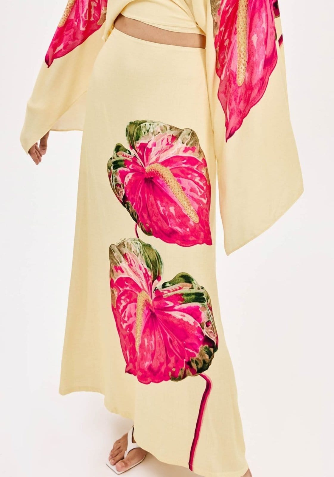 Vista 2 Saia Super Midi Evasê Com Cintura Alta Lança Perfume rosa