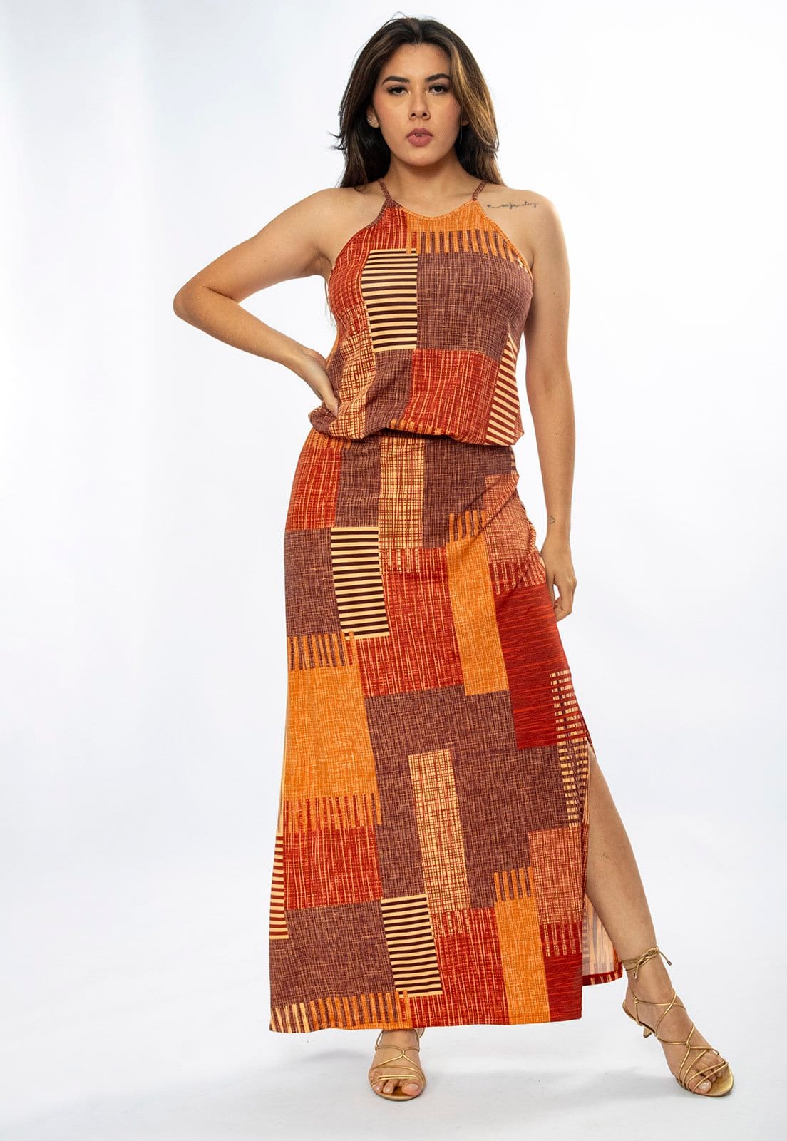 Vista 2 Vestido Longo Amazônia Vital Malha Trapézio com Elástico na Cintura Tramas do Sol Amazonia Vital bege/marrom/vermelho