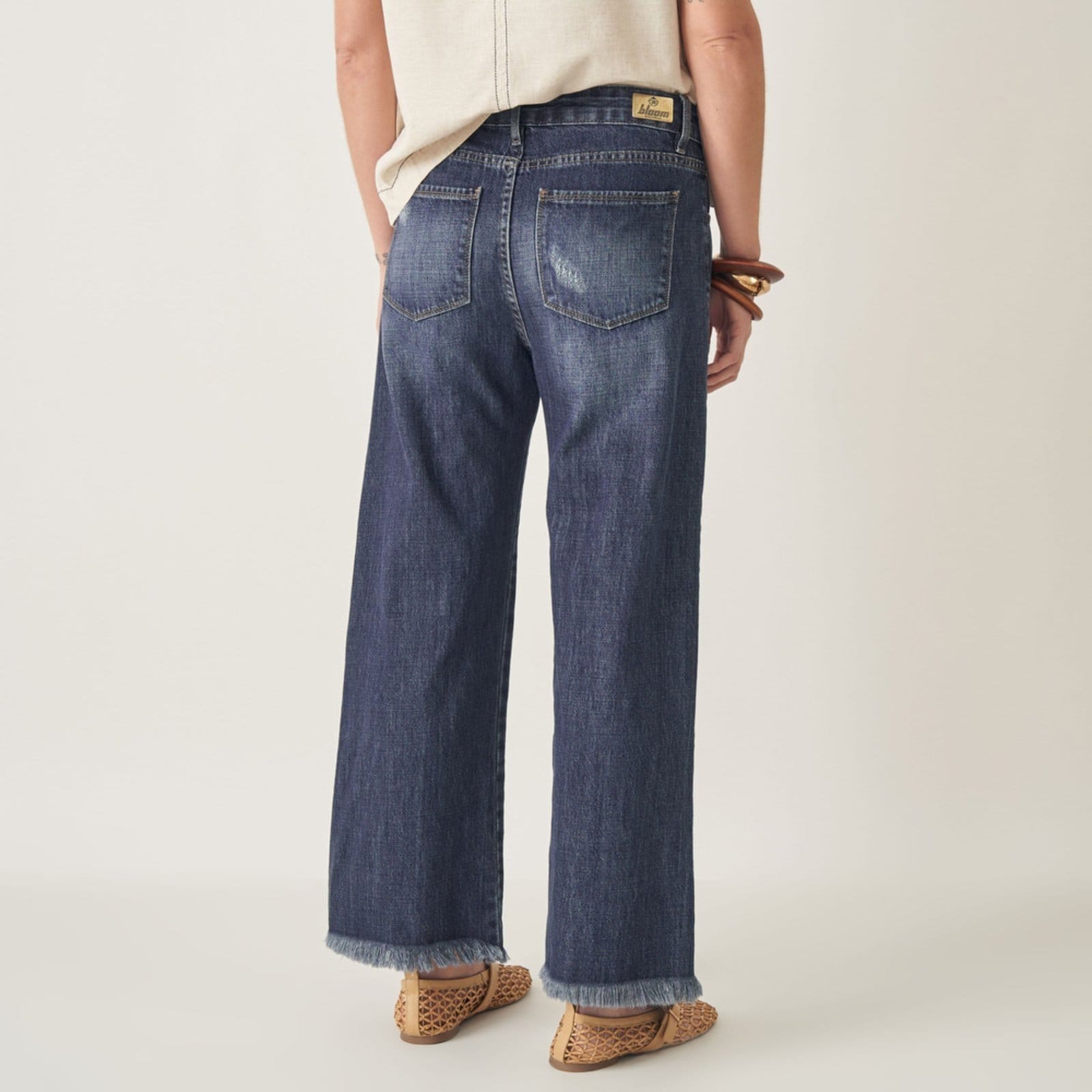 Vista 2 Calça Wide Cropped com Barra Desfiada Bloom jeans