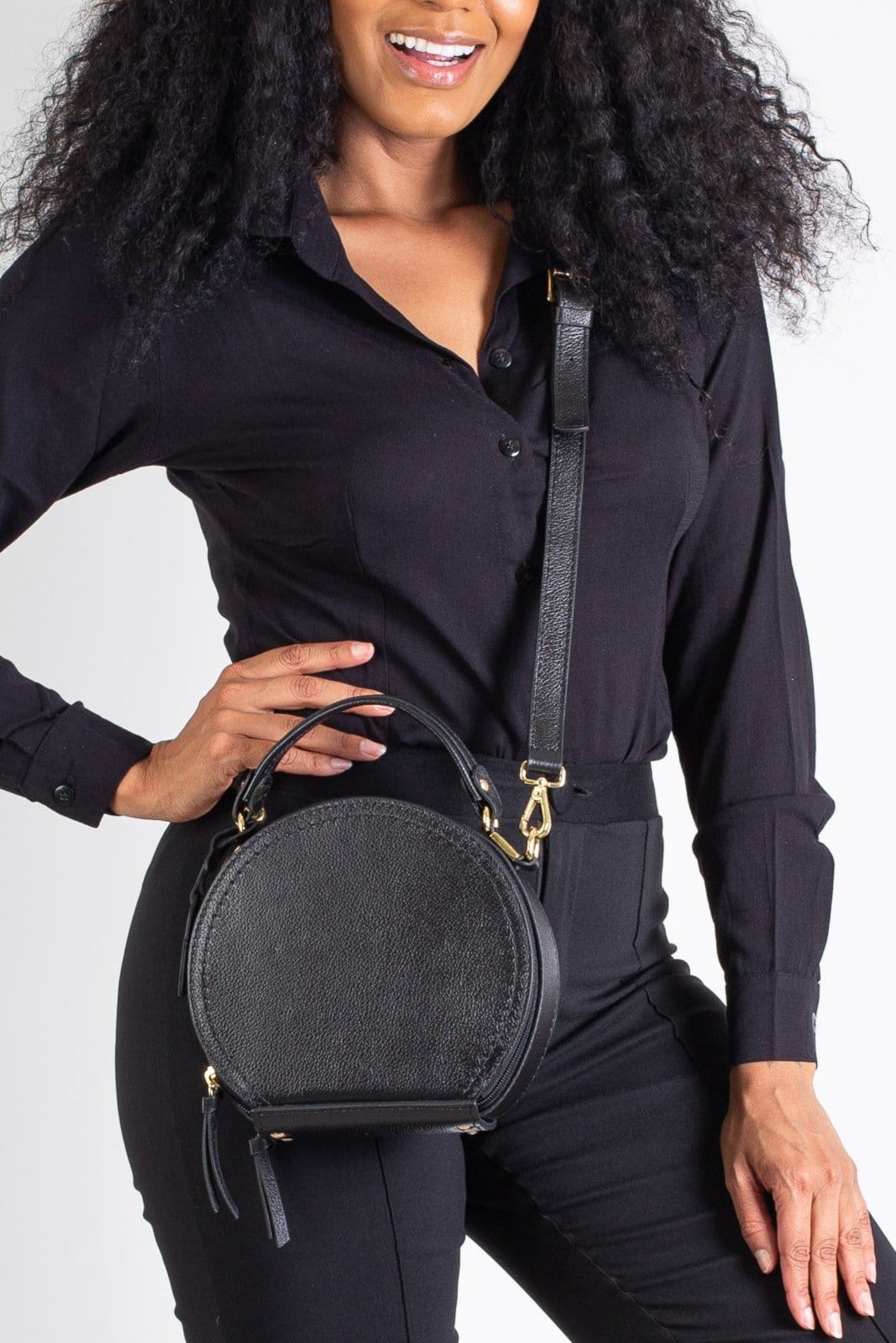 Vista 2 Mini Bolsa Bellaniz Redonda De Couro Liso Renata Bellaniz preto