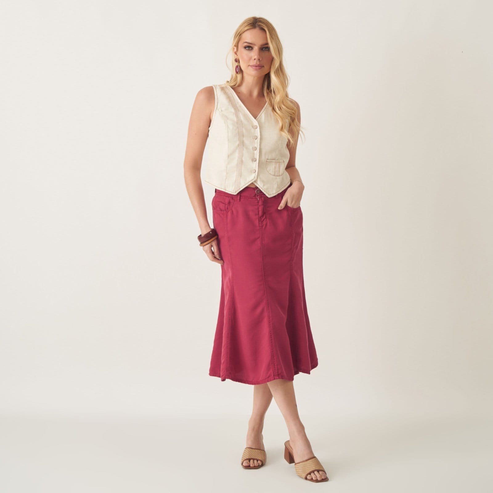 Vista 2 Saia Midi Sereia em Liocel com Recortes Bloom vermelho