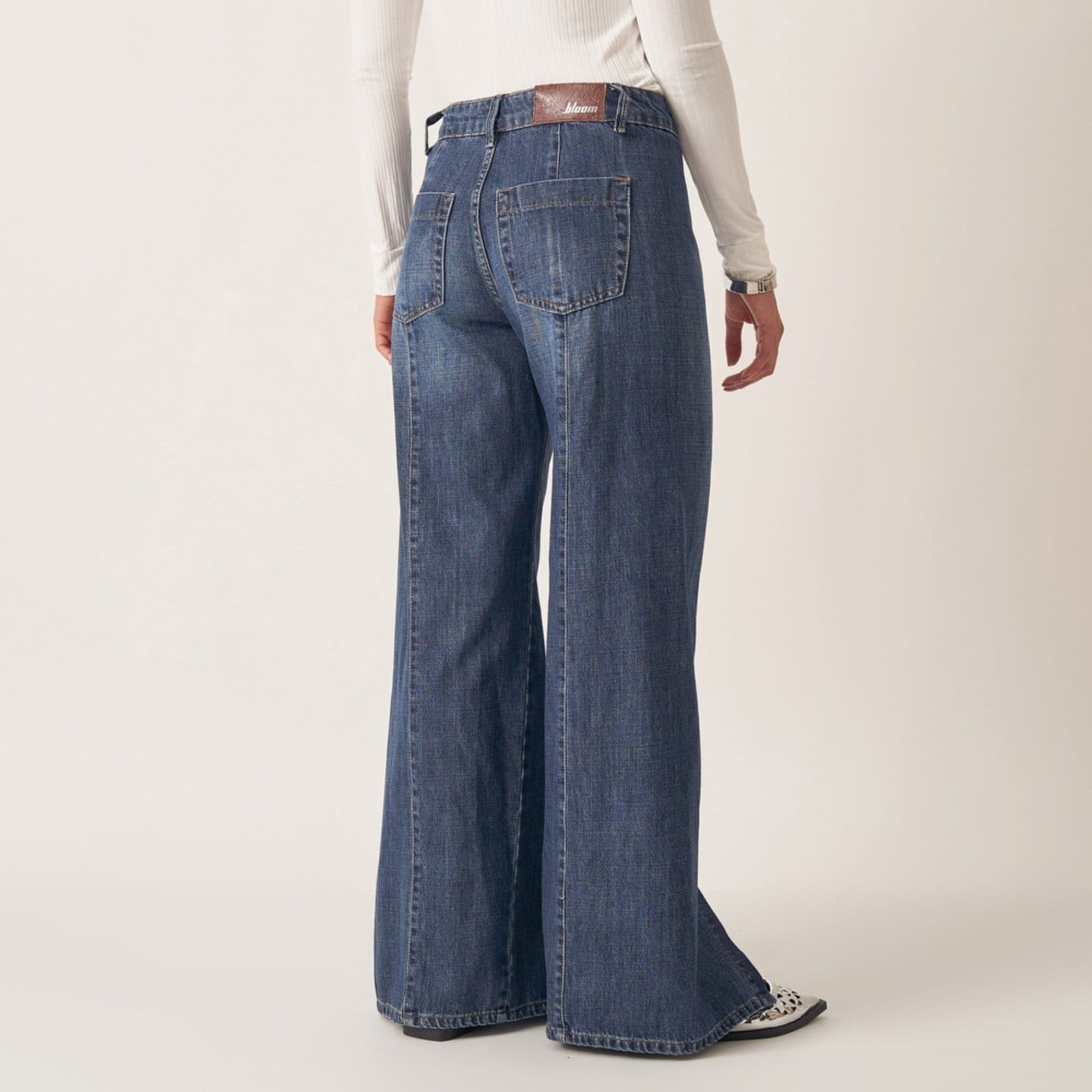 Vista 2 Calça Jeans Wide Cintura Alta Sem Costura Lateral Recortes E Botões Bloom azul marinho