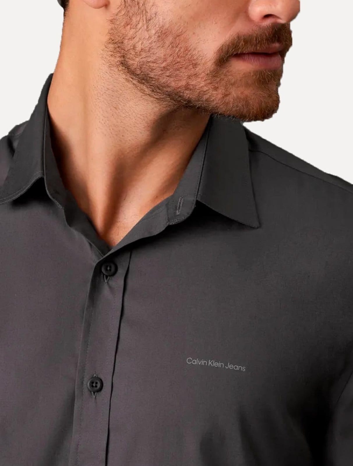 Vista 2 Camisa Calvin Klein Jeans Masculina Básica Logo Peito Chumbo Calvin Klein cinza