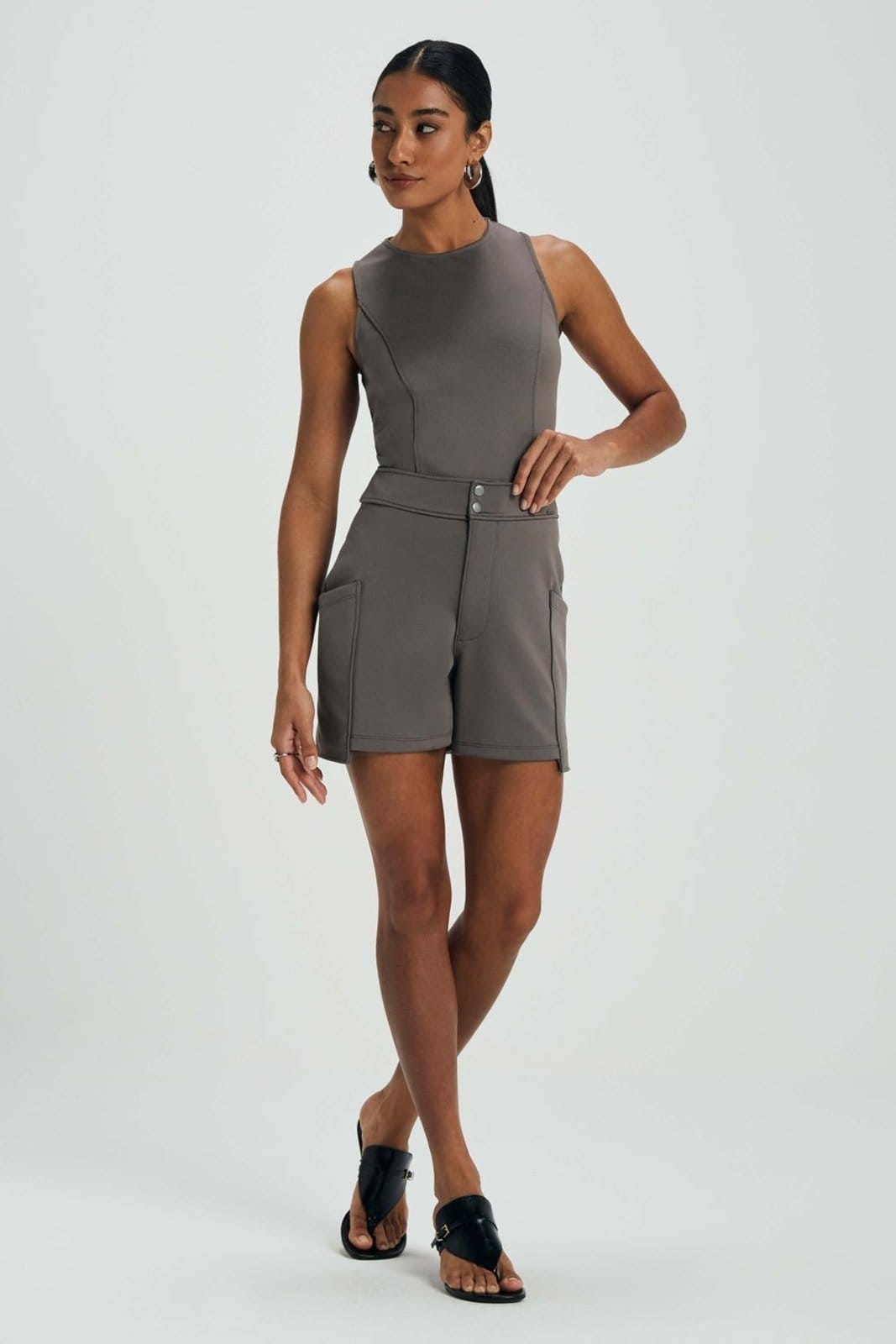 Vista 2 Short Feminino Bolsos Utilitários Marialícia Marialícia cinza