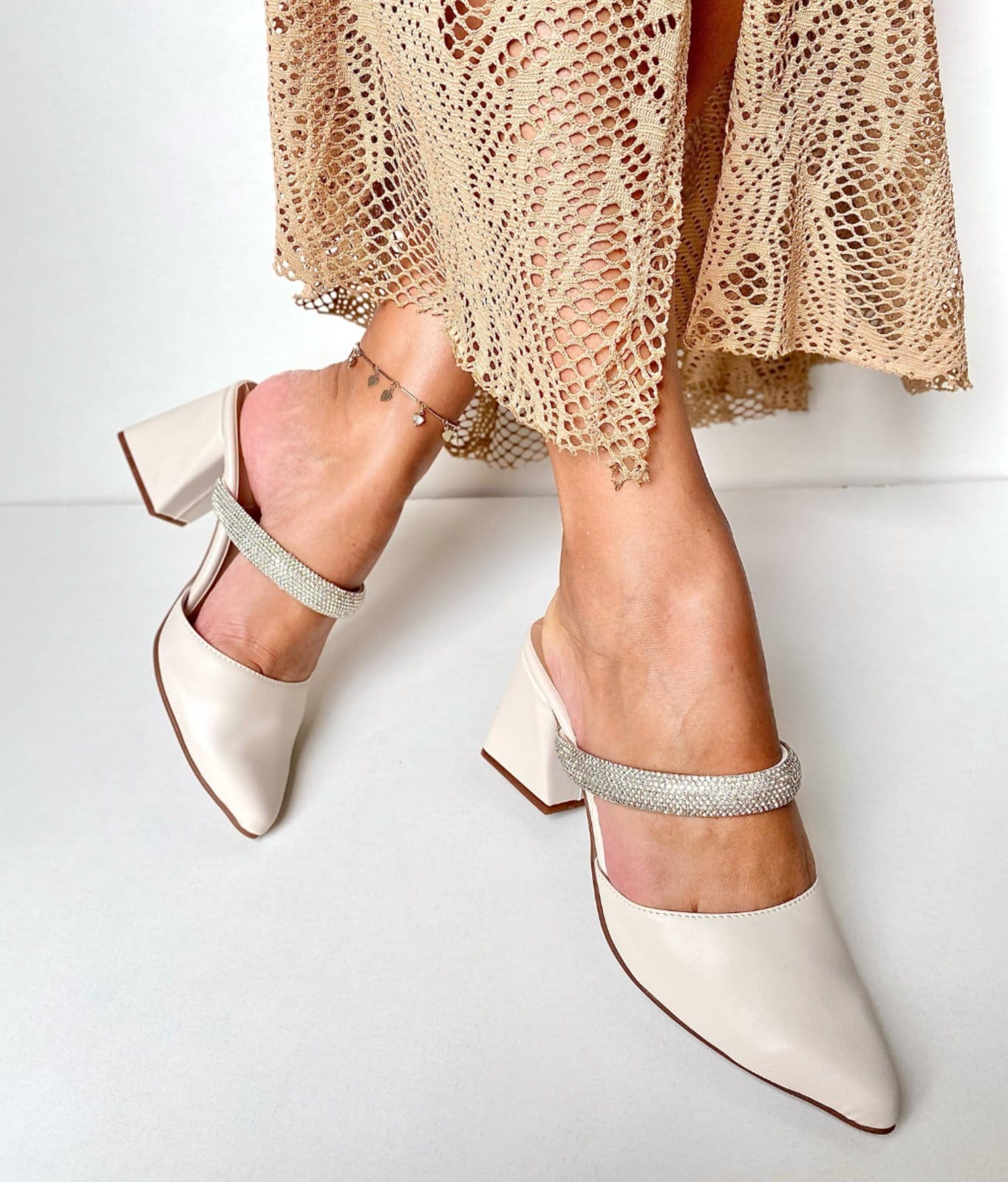 Vista 2 Mule Delazari Salto Bloco Off White com detalhe em Strass Delazari off-white white