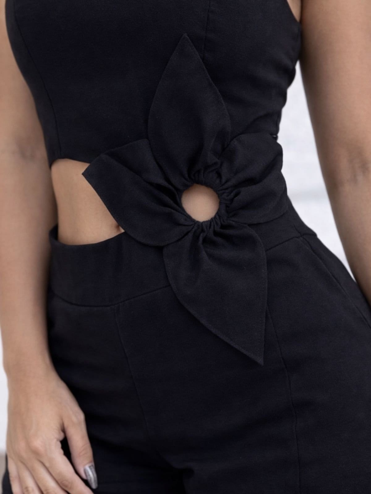 Vista 2 Macacão curto feminino alfaiataria tropical fashion flor 3d na cintura 2nv TROPICAL FASHION preto