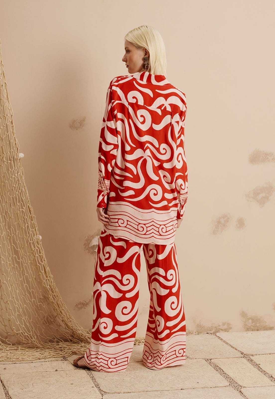 Vista 2 Calça Pantalona Estampada Pororoca CaCay vermelho