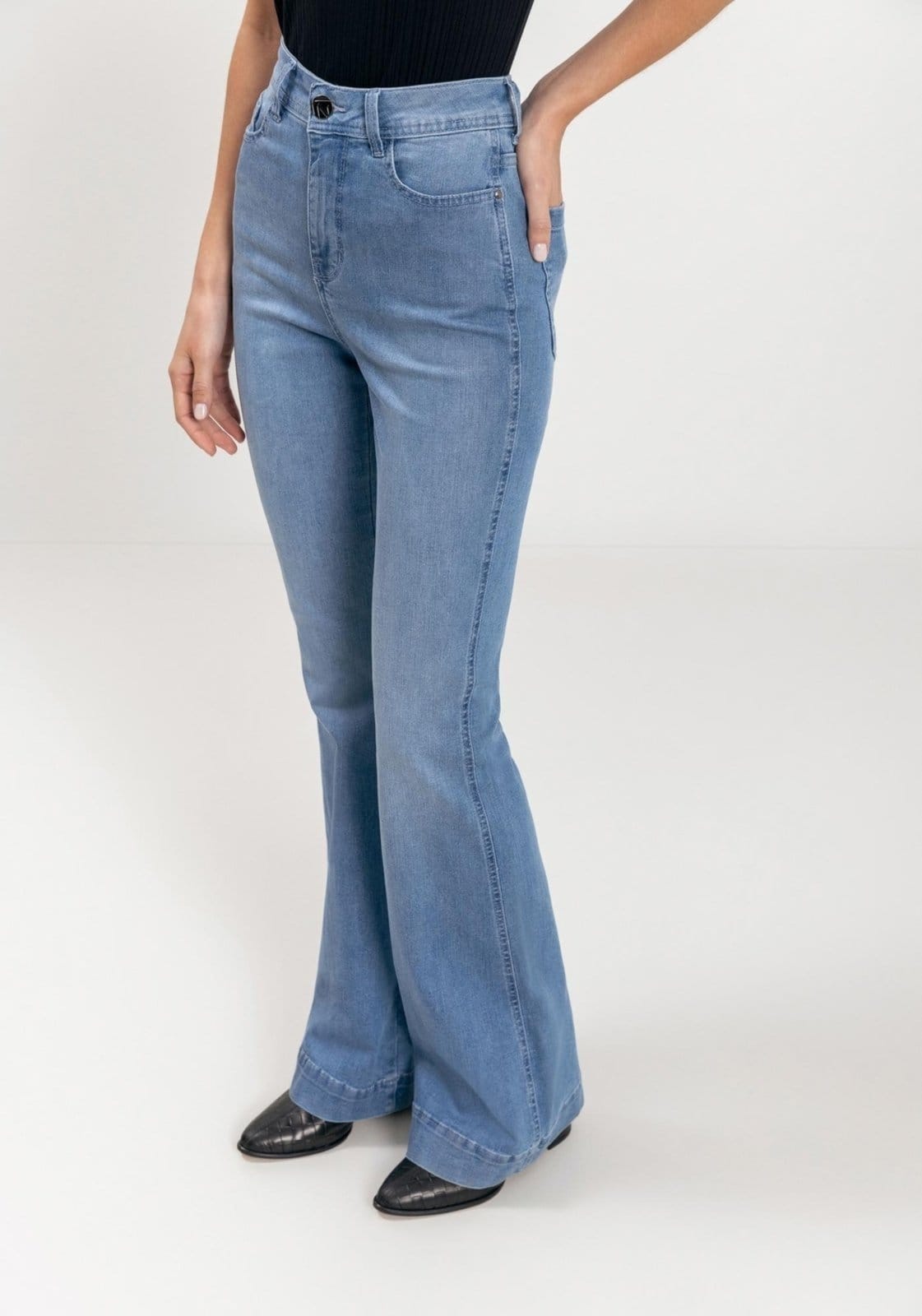 Vista 2 Calça Flare Jeans Perfect Com Cintura Alta E Bolsos Lez a Lez azul
