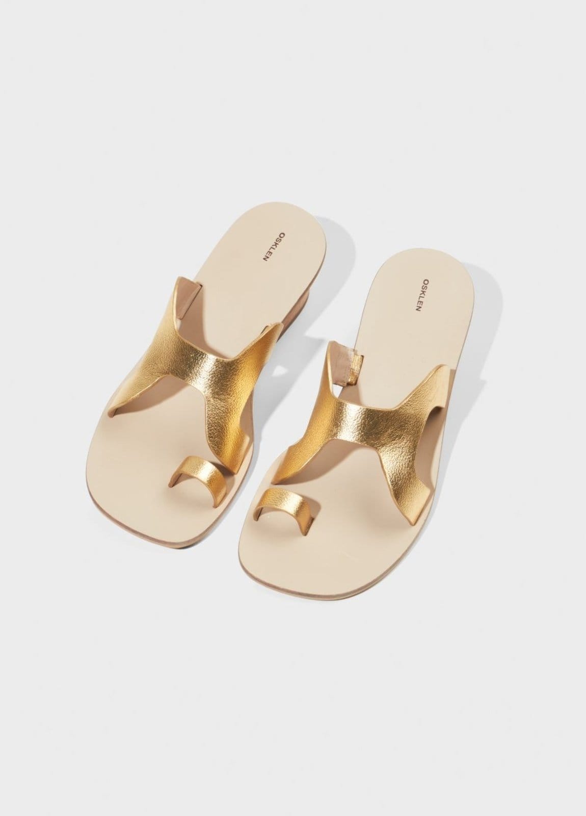 Vista 2 Sandália calçadão salto metalizada Osklen dourado