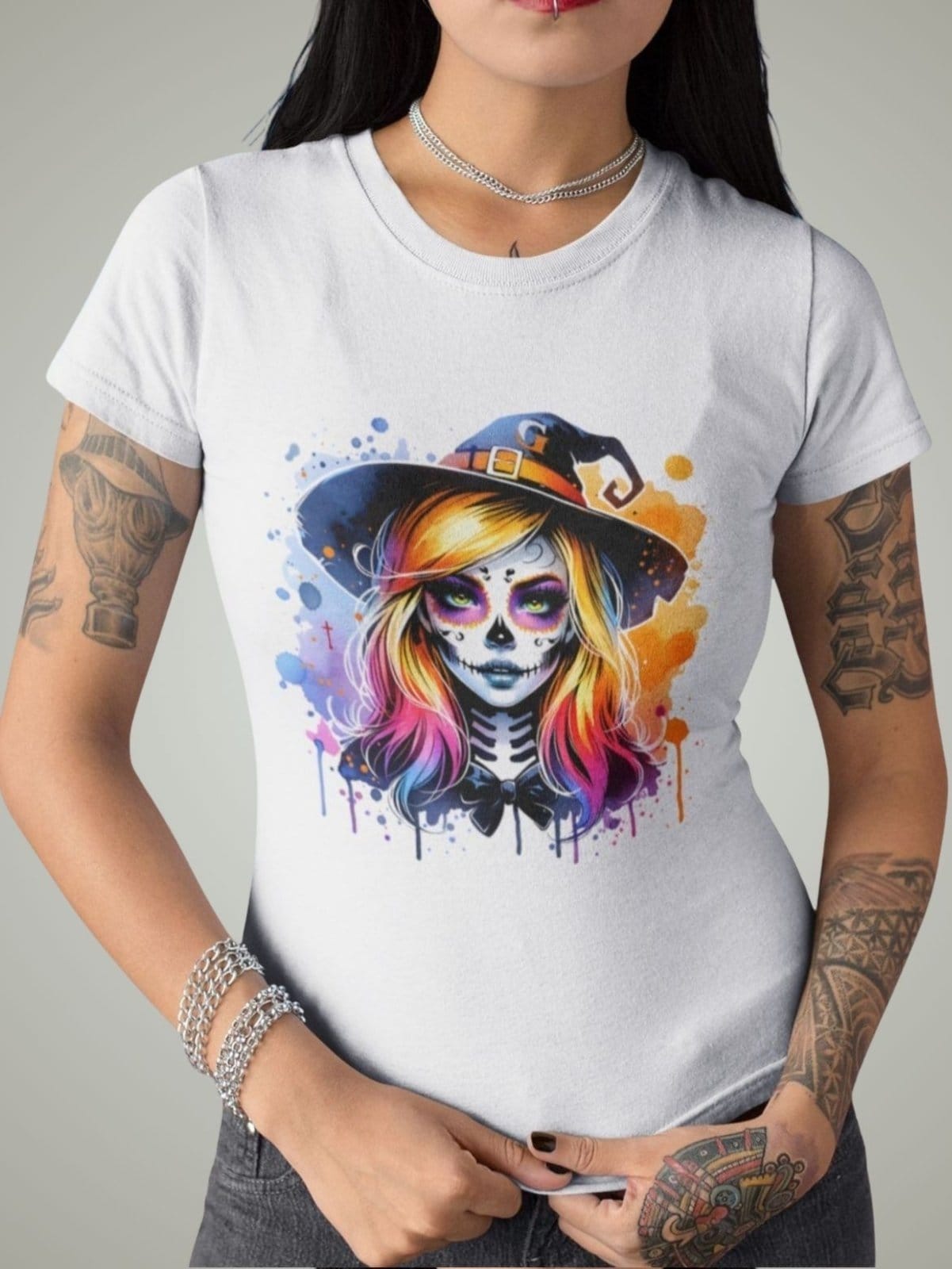 Camiseta Básica Feminina Bruxinha Colorida Halloween