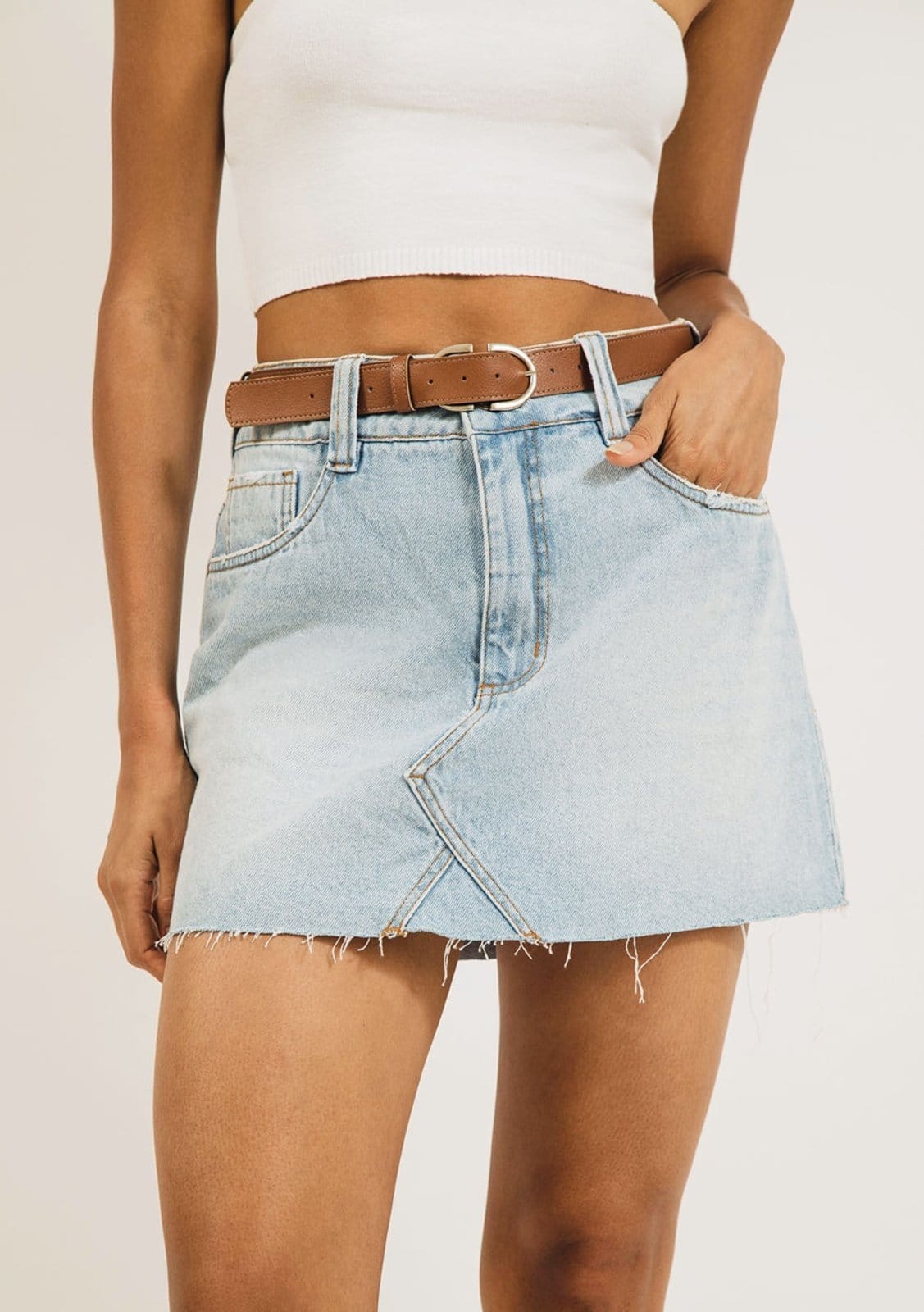 Vista 2 Saia Zinco Curta Justa Barra Desfiada Zinco jeans