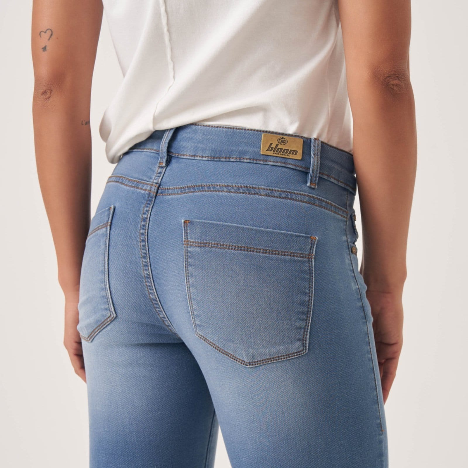 Vista 2 Calça Jeans Reta Judy Barra a Fio Claro Bloom azul