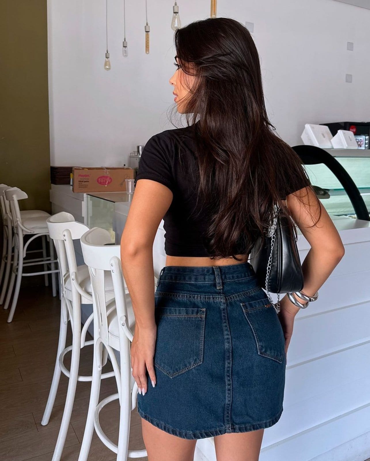 Vista 2 Mini Saia Jeans Feminina com Lapela No Bolso 25231 Black Blue Consciência jeans black