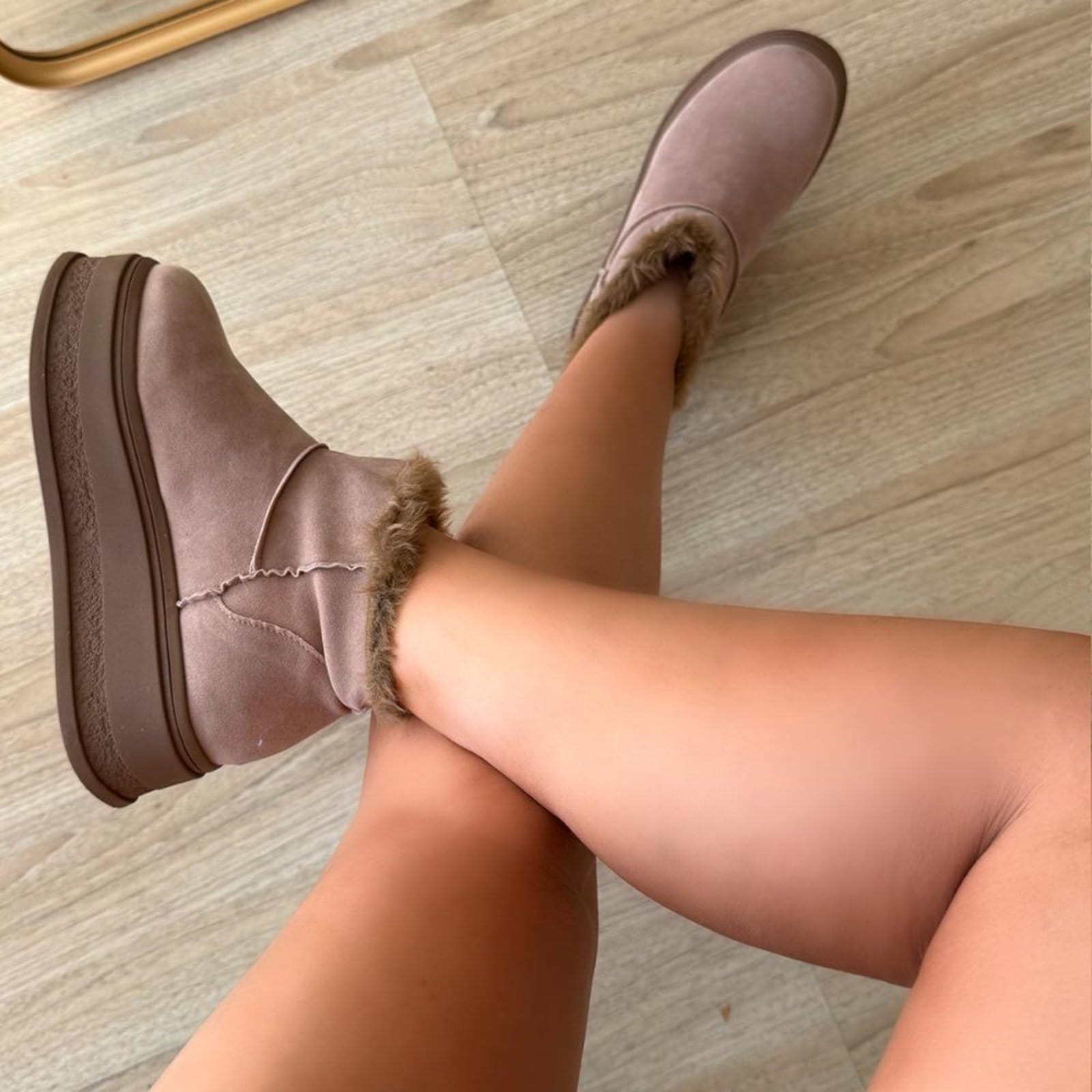 Vista 2 Bota de Pelos Damannu Shoes Forrada Plataforma Cano Baixo Damannu Shoes bege