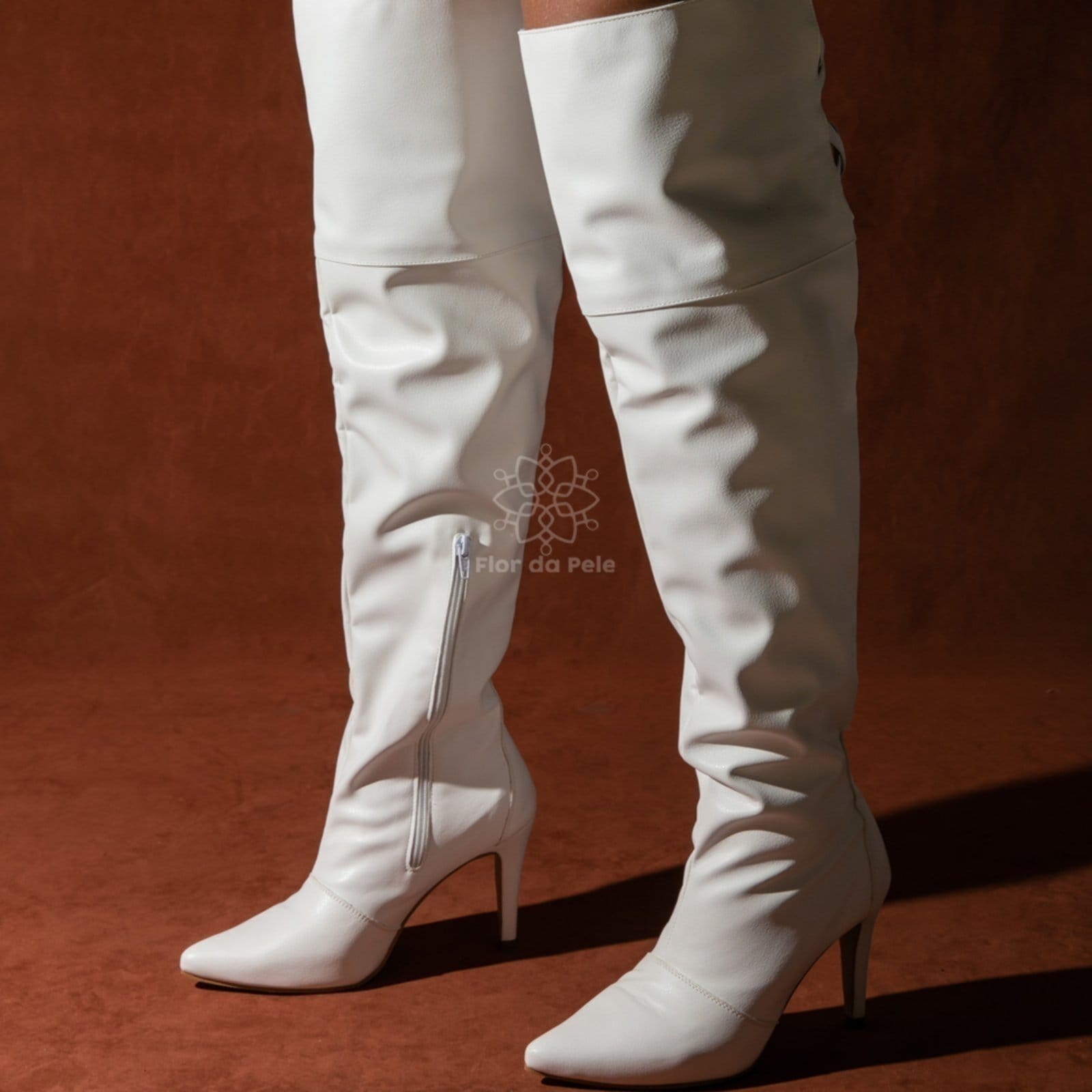 Vista 2 Bota Over Feminina Acima do Joelho Cano Alto Salto Fino Napa Branca Flor da Pele branco