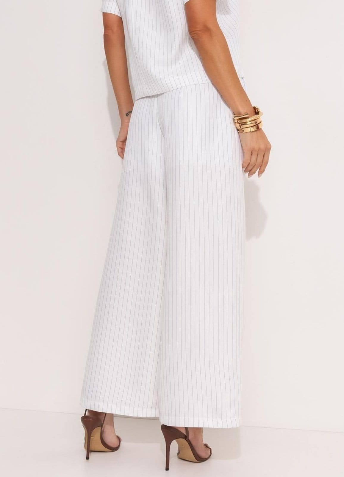 Vista 2 Calça Capri Alfaiataria Risca De Giz Quintess branco