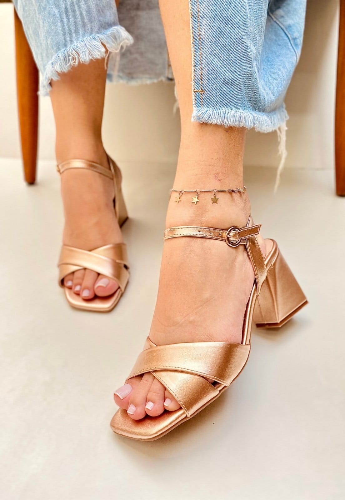 Sandália Salto Geométrico Feminina Atalia Shoes Metalizado Tiras Cruzadas Tendência 2025