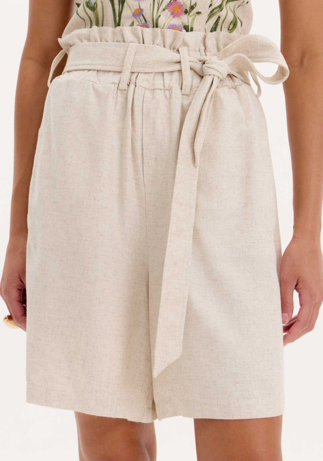 Vista 2 Bermuda Clochard Com Faixa Linho Lança Perfume bege