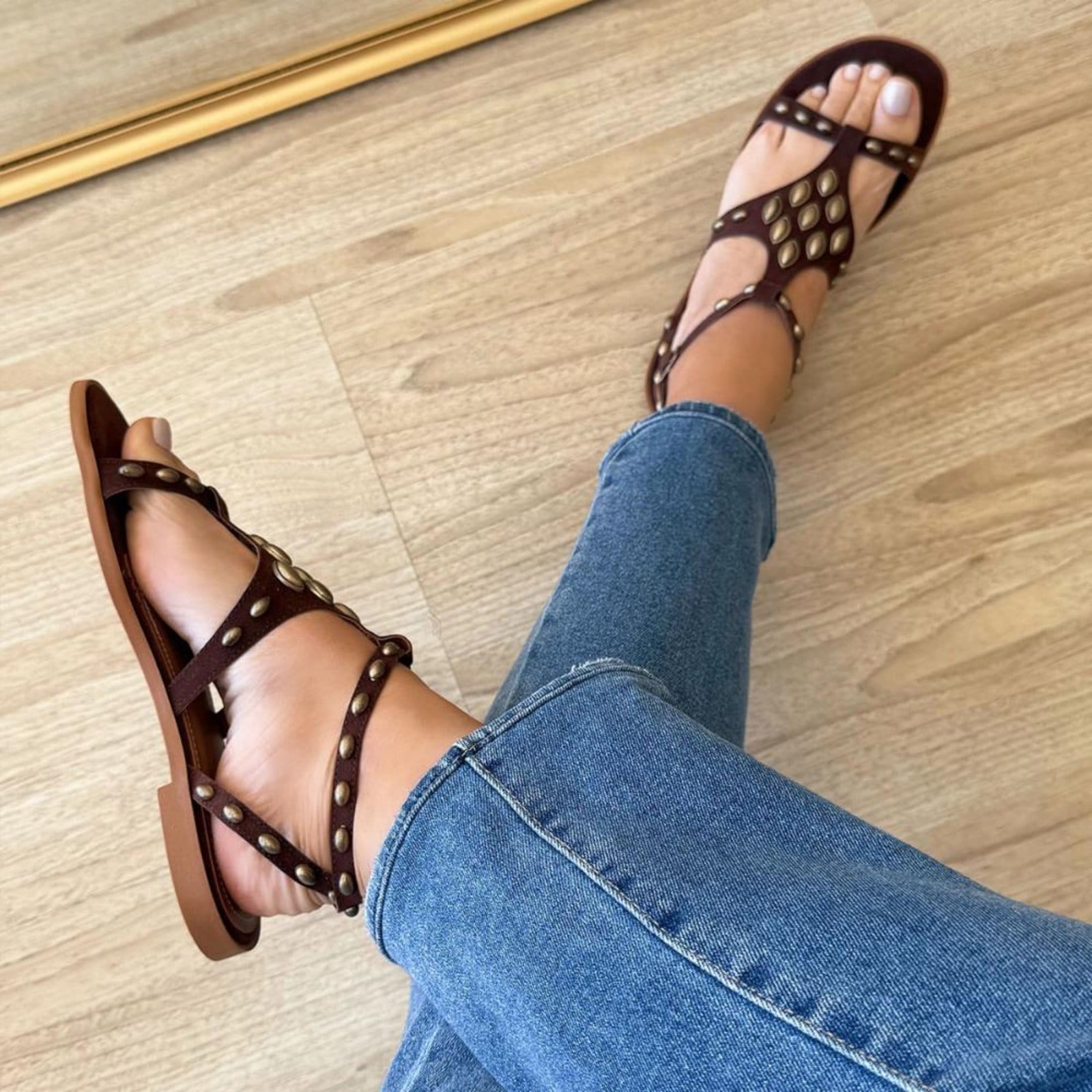 Vista 2 Pati - Rasteira Gladiadora Camurça com Tachas Metálicas Damannu Shoes marrom