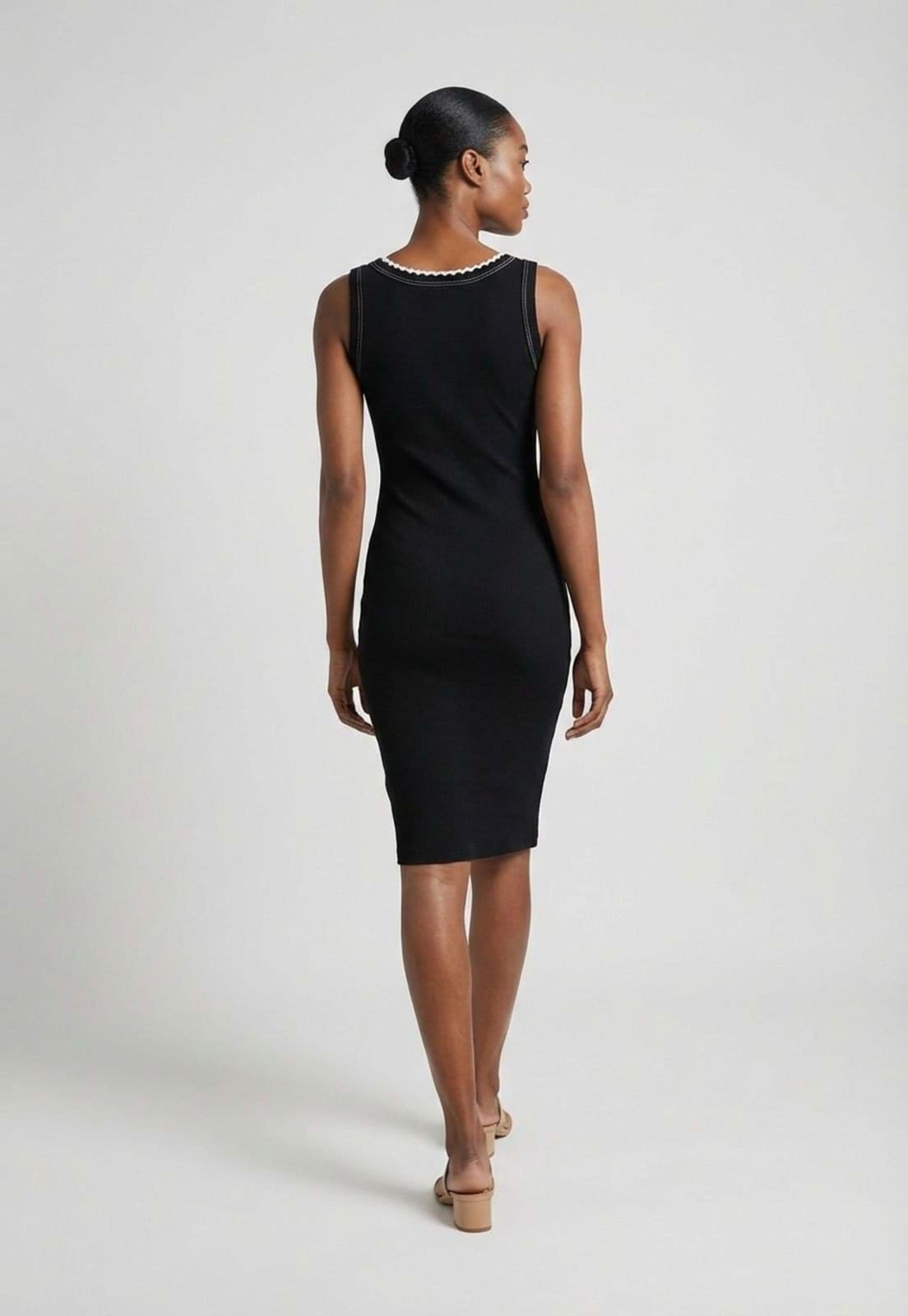 Vista 2 Vestido Feminino Lança Perfume Canelado Bordado Lança Perfume preto