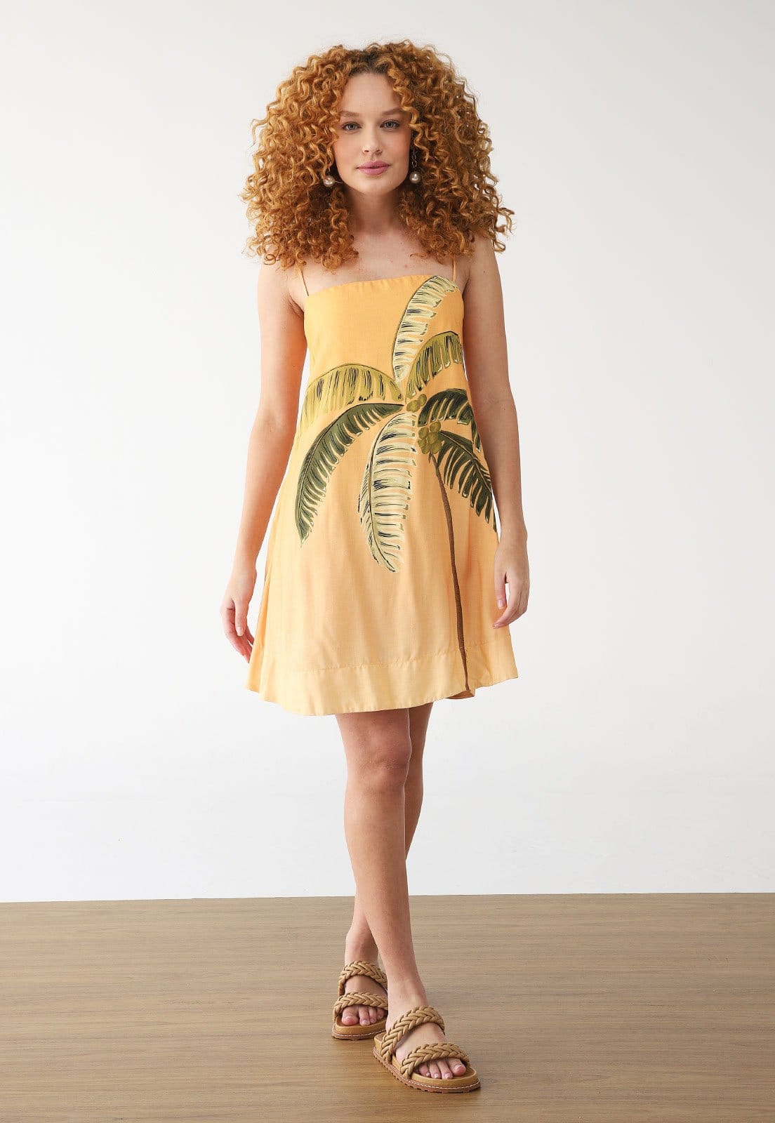 Vista 2 Vestido FARM Curto Itacaré Coqueiro FARM laranja