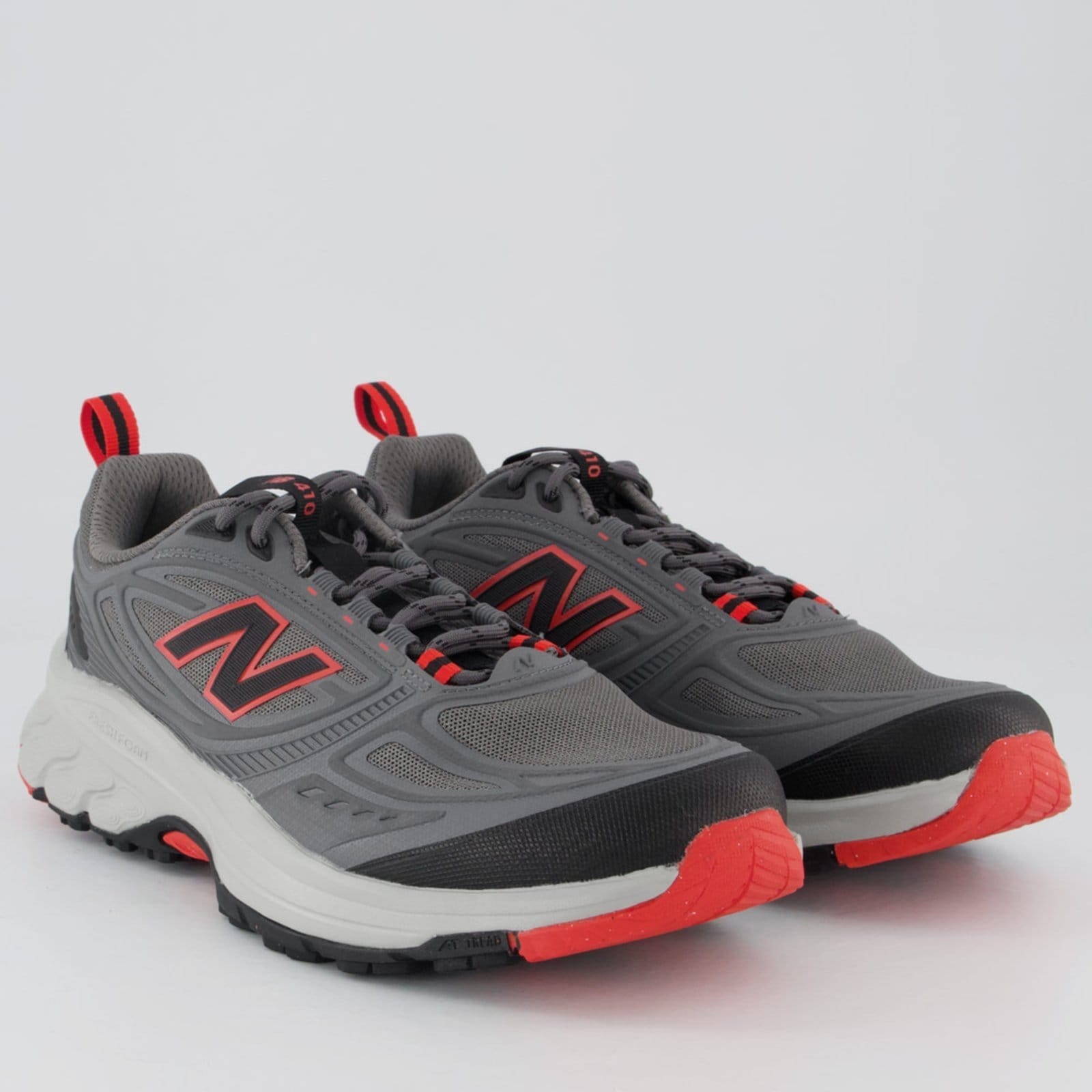 Vista 2 Tênis New Balance 410 V9 e Preto New Balance cinza