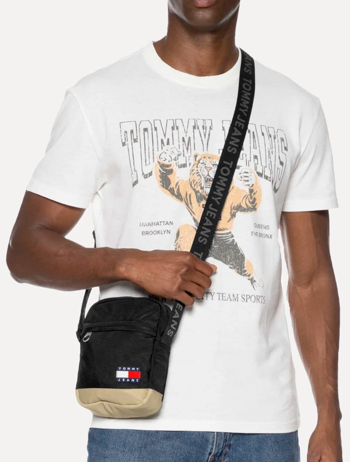 Bolsa Tommy Jeans Masculina Daily Essential Squared Reporter Preta