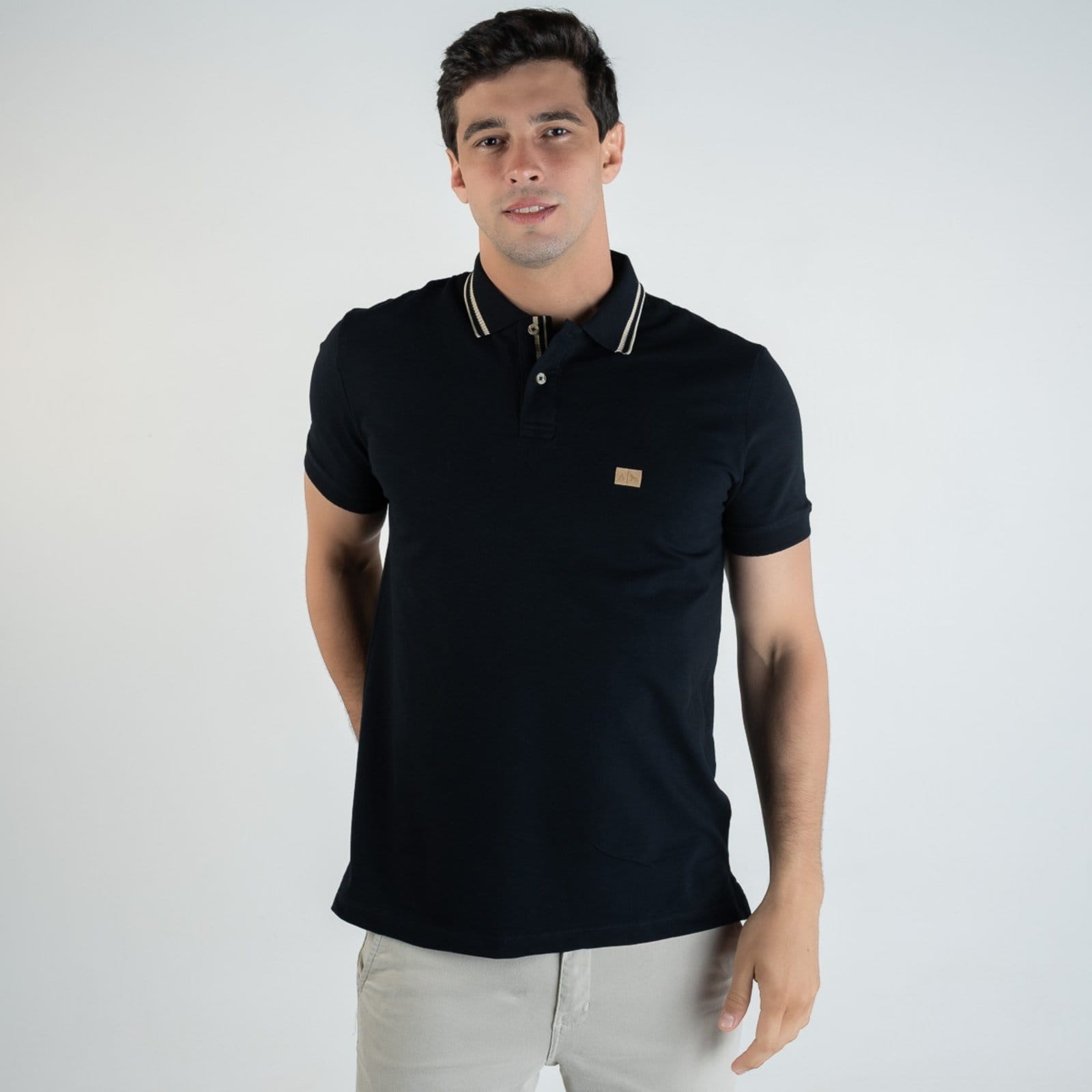 Vista principal Camisa Polo Acostamento Frisos Preta Acostamento preto