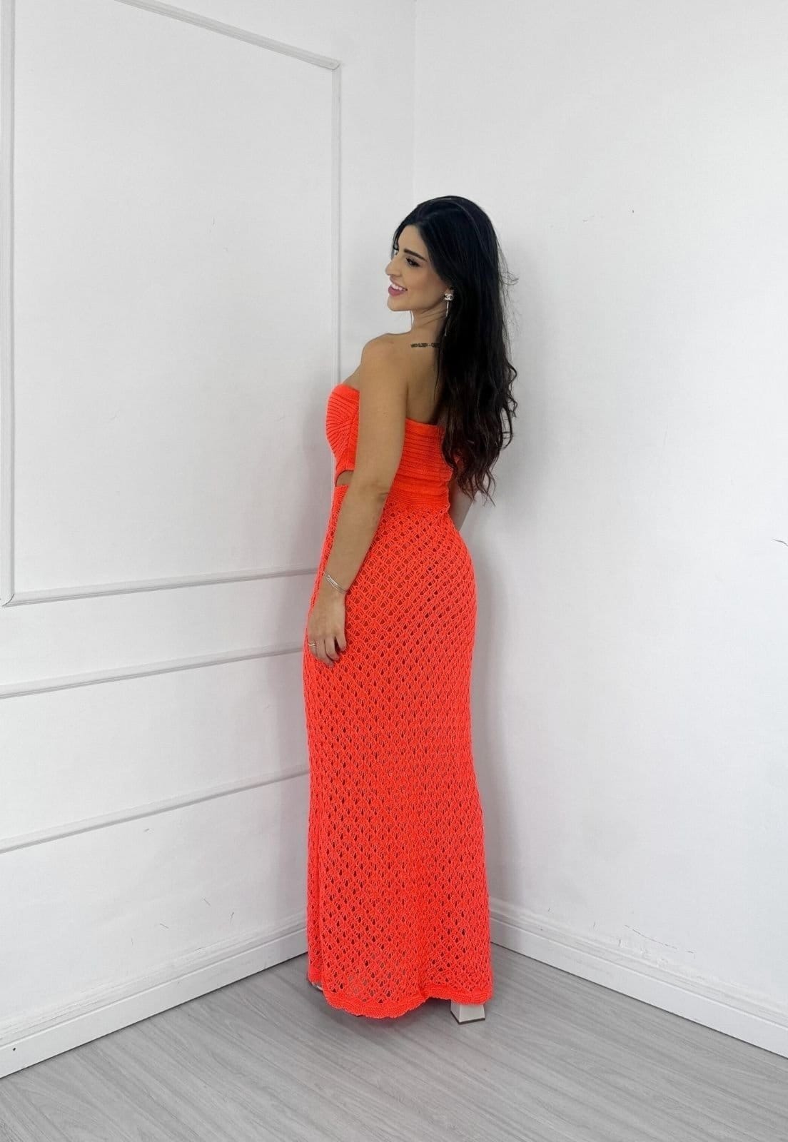 Vista 2 Vestido Longo Tricôt Tomara que caia Abertura Lateral Benessi Cia do Vestido laranja