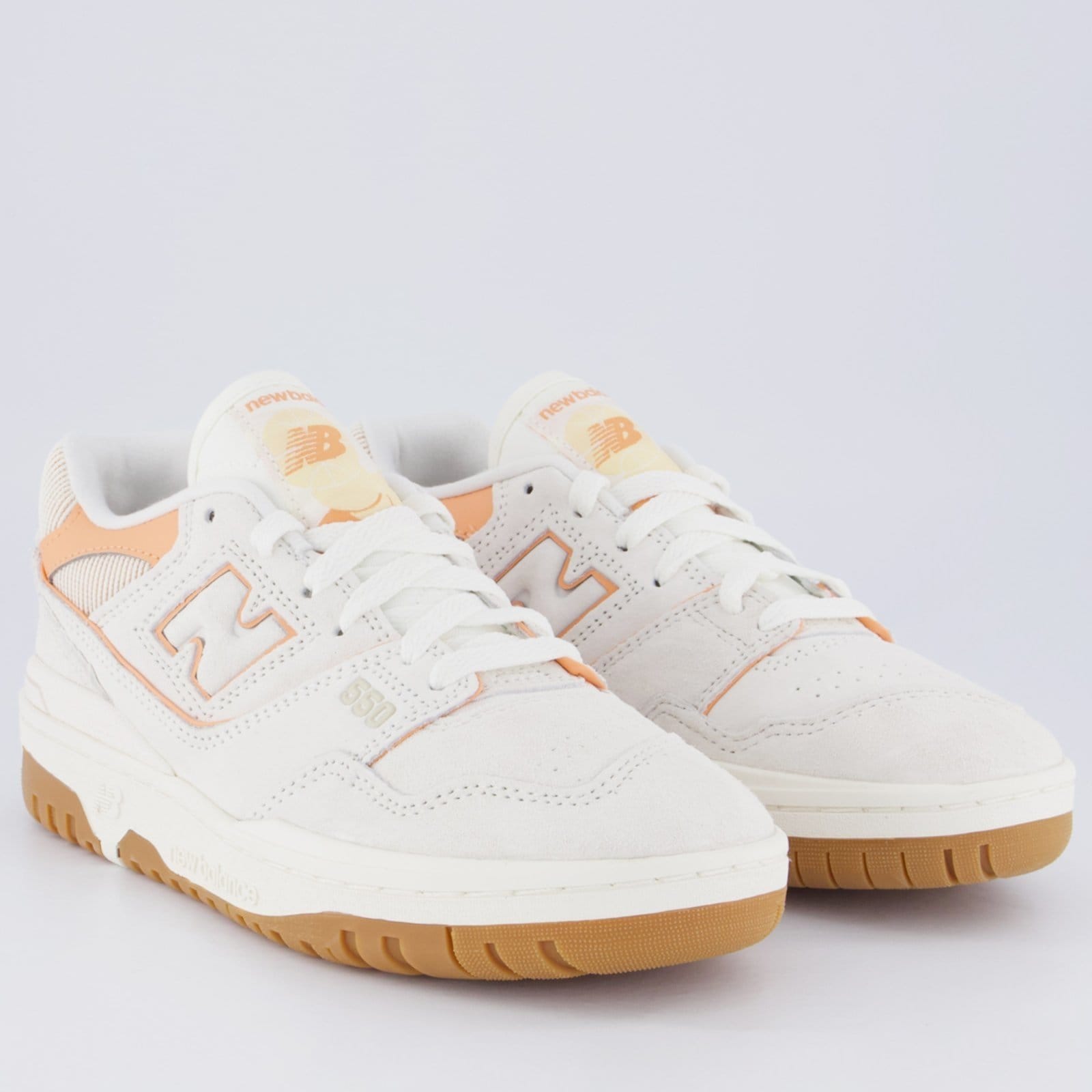 Vista 2 Tênis New Balance 550 Feminino e Laranja New Balance bege