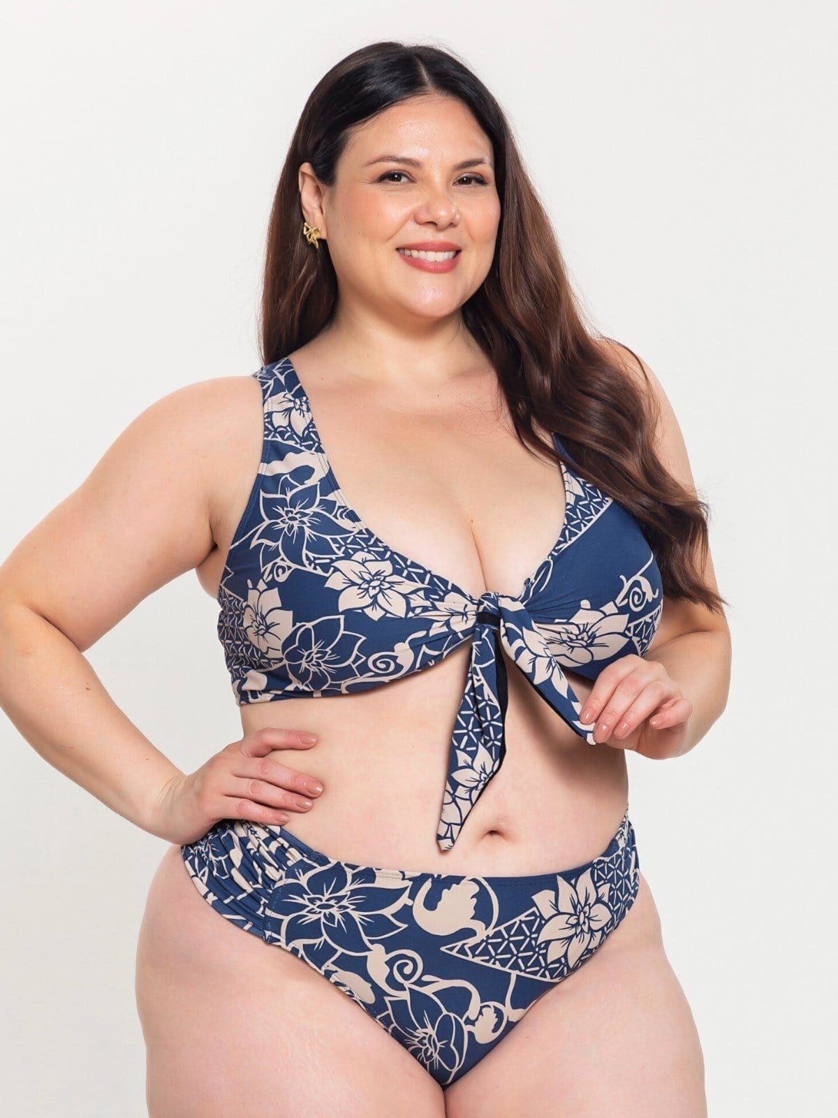 Vista 2 Biquíni Plus Size Orla da Praia Feminino com Amarração Central e Bojo Removível Alta Sustentação Floral Orla da Praia azul marinho/branco/estampado