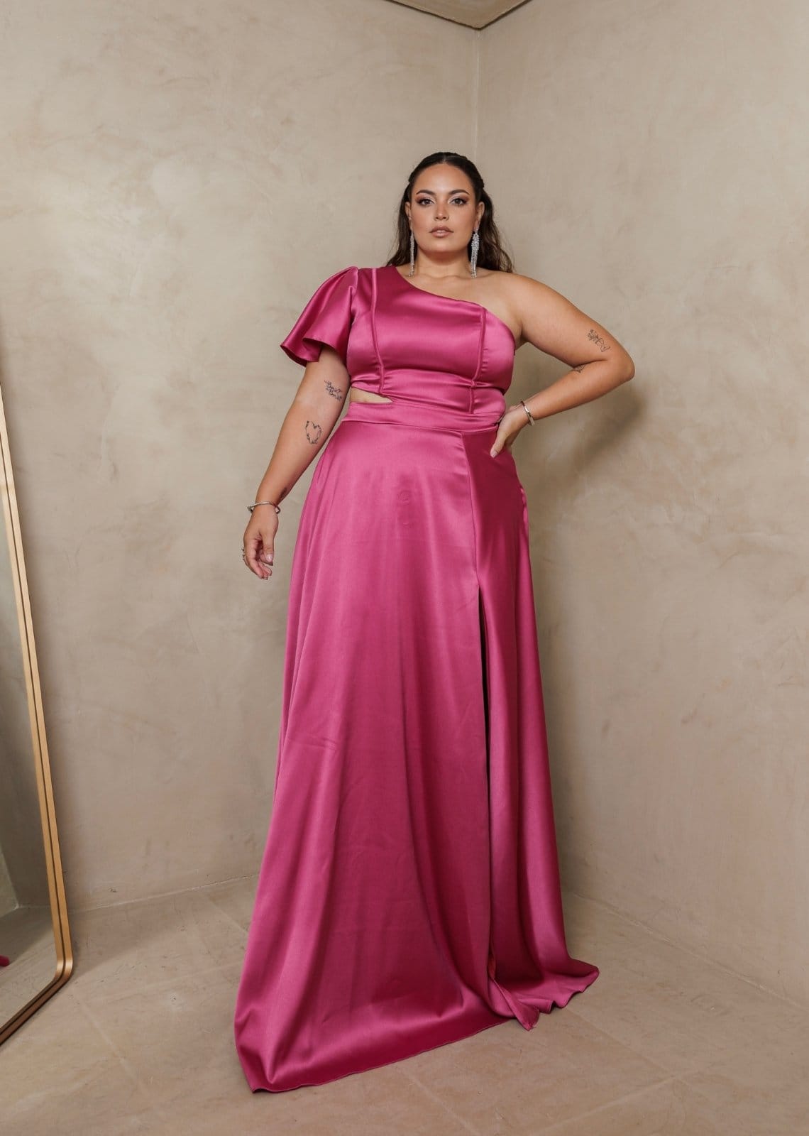 Vista 2 Vestido Longo de Festa Madrinhas Plus Size Abertura Lateral com Fenda Anastácia Rosa Pink Cia do Vestido pink rosa