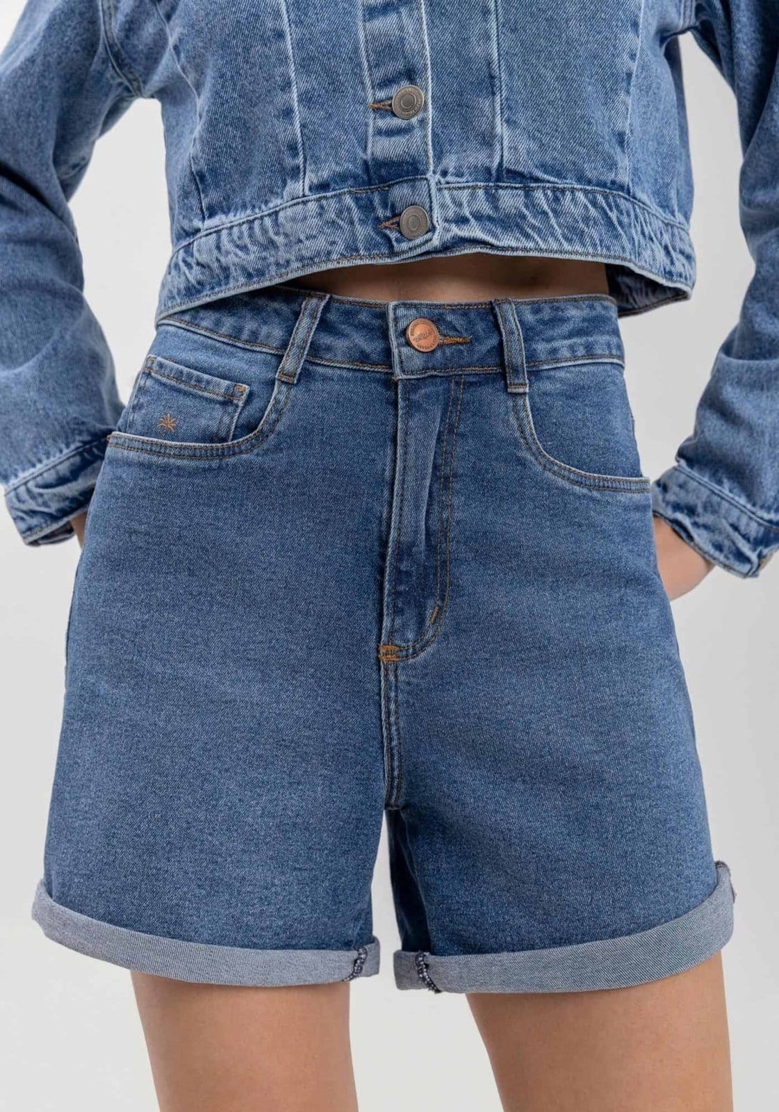 Vista 2 Shorts Lez a Lez Mom Jeans De Cintura Alta Com Elastano E Bolsos Lez a Lez azul