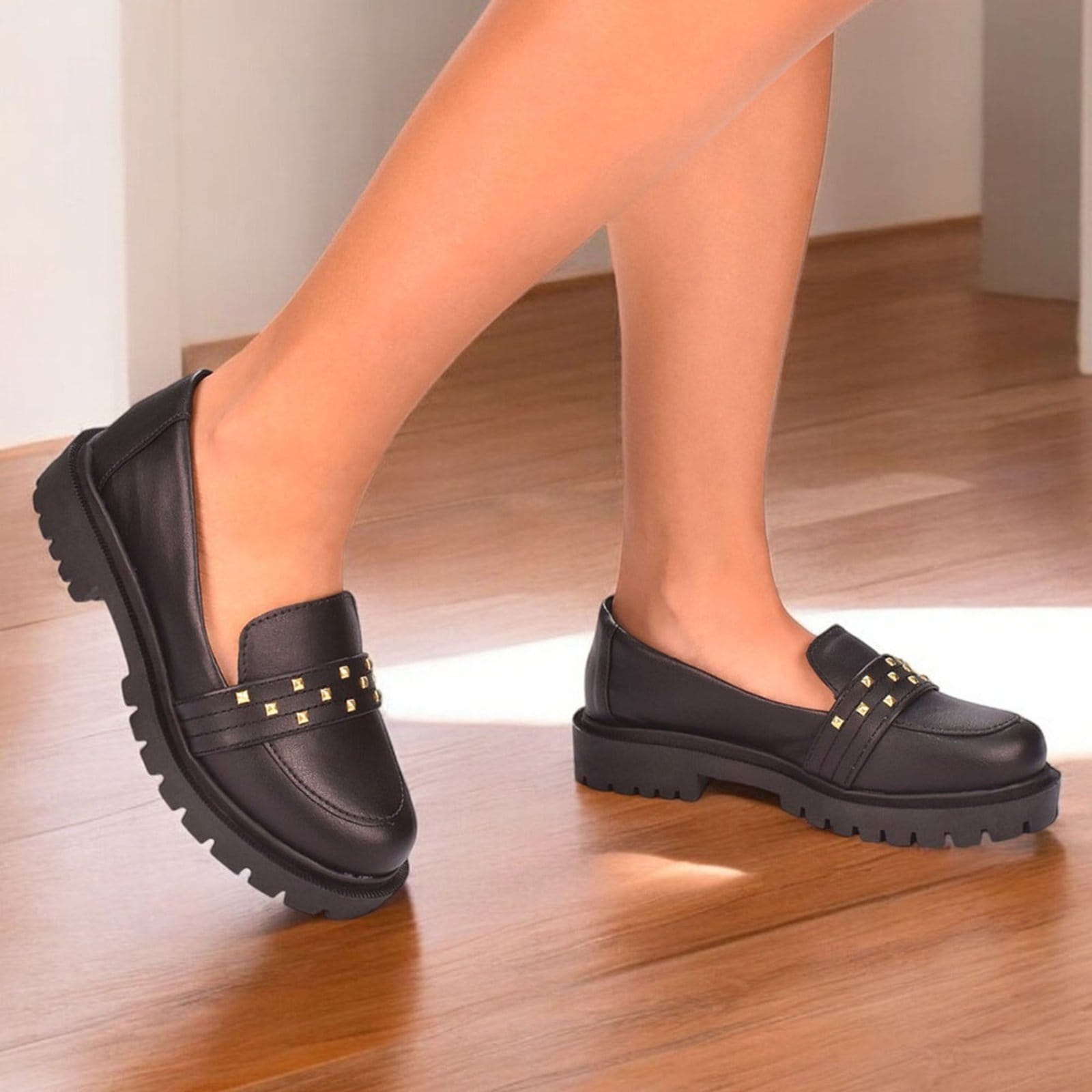 Vista 2 Sapato Feminino Mocassim Tratorado CM Calçados Enfeite Spike Tachas Aplicações Monte Shoes preto