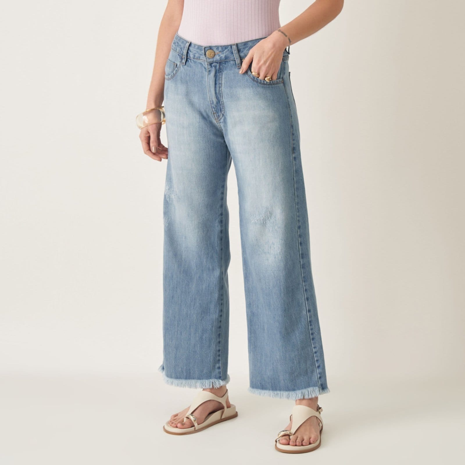 Calça Jeans Wide Cropped com Barra Desfeita