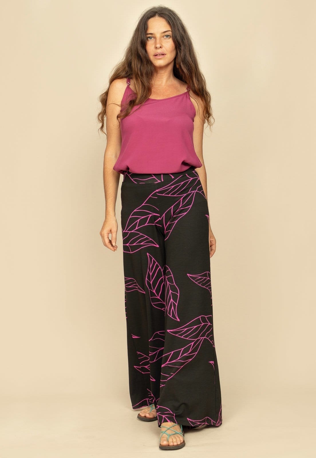 Vista 2 Calça Pantalona Granja Malha Estampa Antúrios Amazonia Vital estampado/lilás/preto