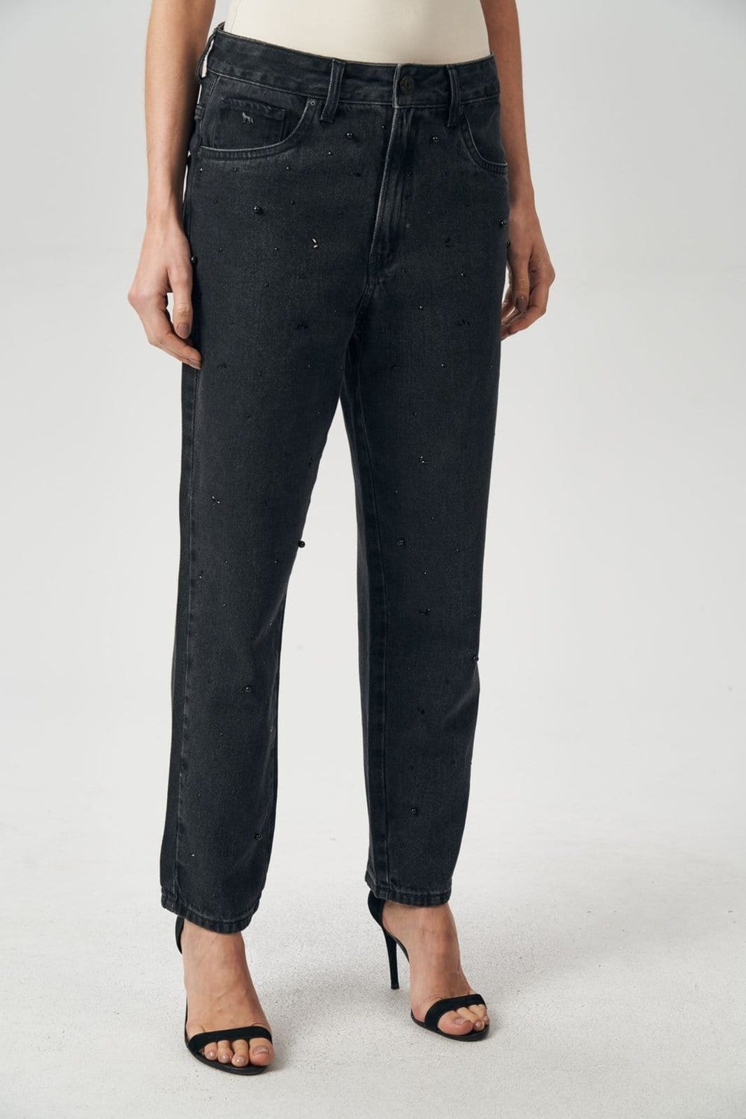 Calça Boyfriend Aplicações Feminina Acostamento