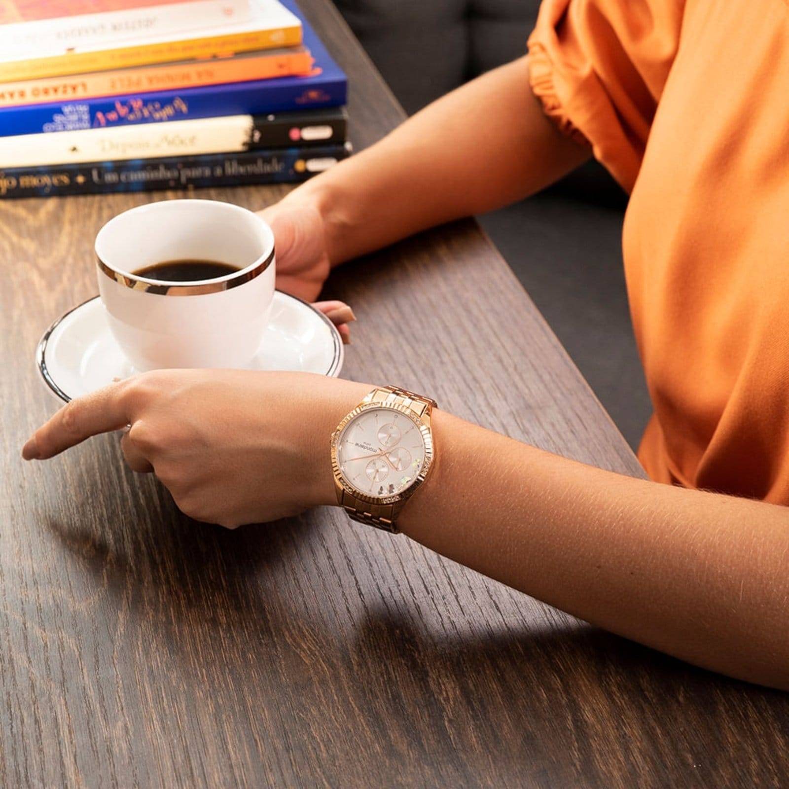 Vista 2 Kit Relgio Feminino Mondaine Rose gold Cristais com Colar Mondaine rosa rose