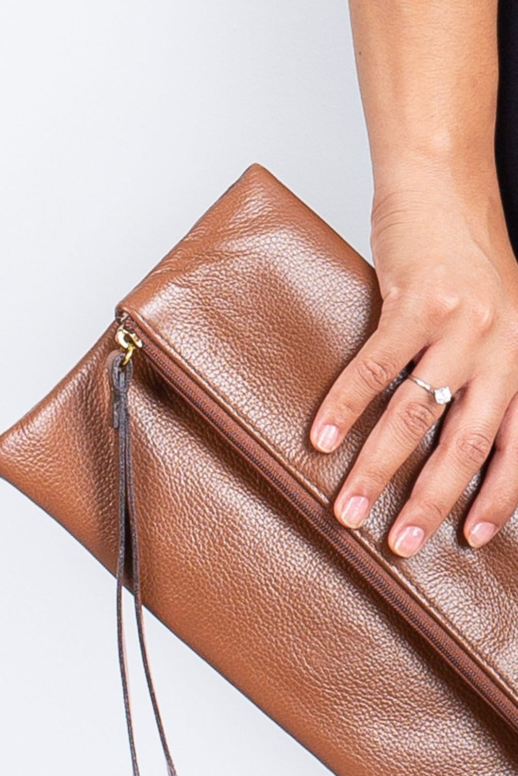 Vista 2 Clutch de couro liso Nikki - Whisky Andrea Vinci vermelho