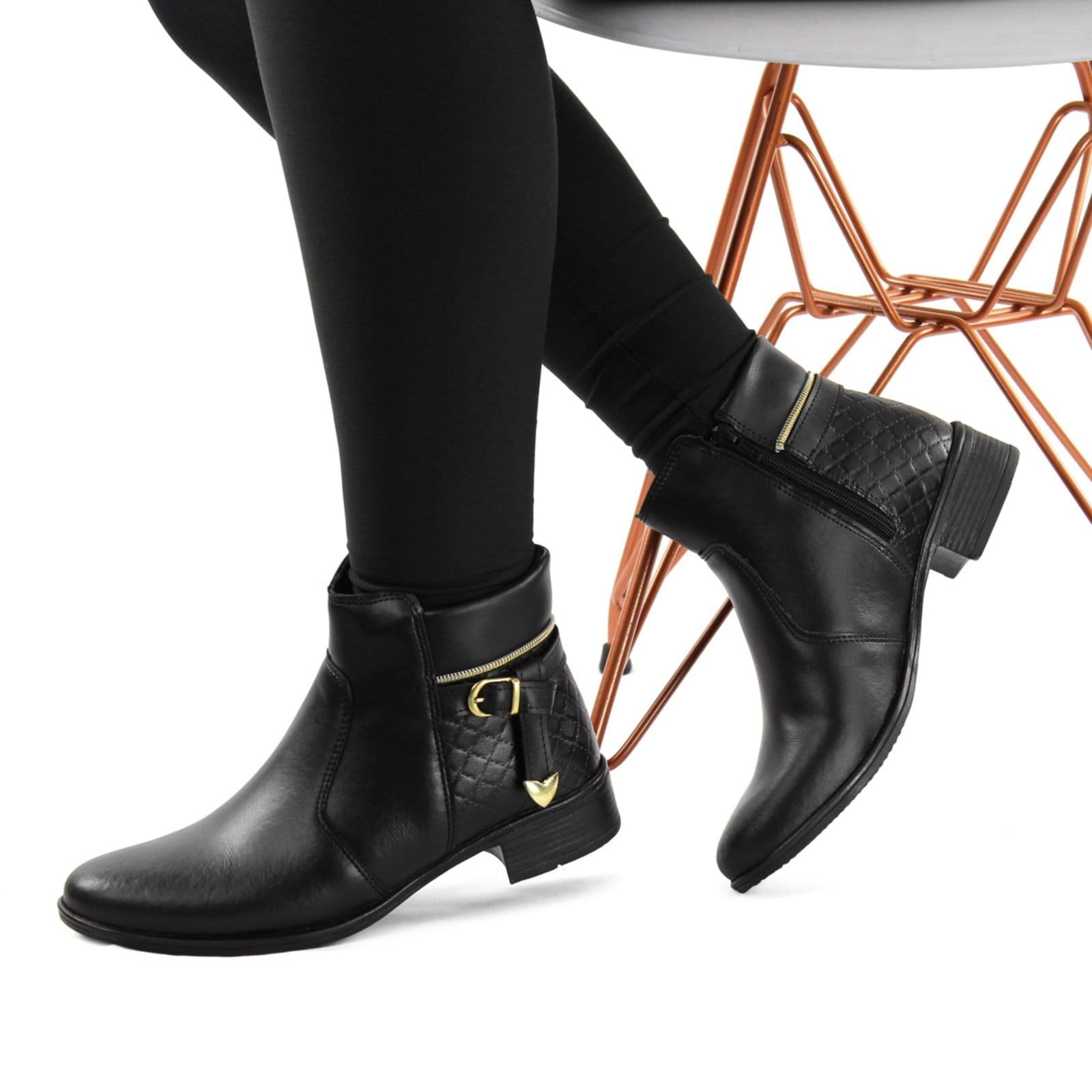 Vista 2 Kit Bota Feminina Cano Curto Fechamento Zíper + Bolsa Transversal Alça Corrente Sapatofran preto