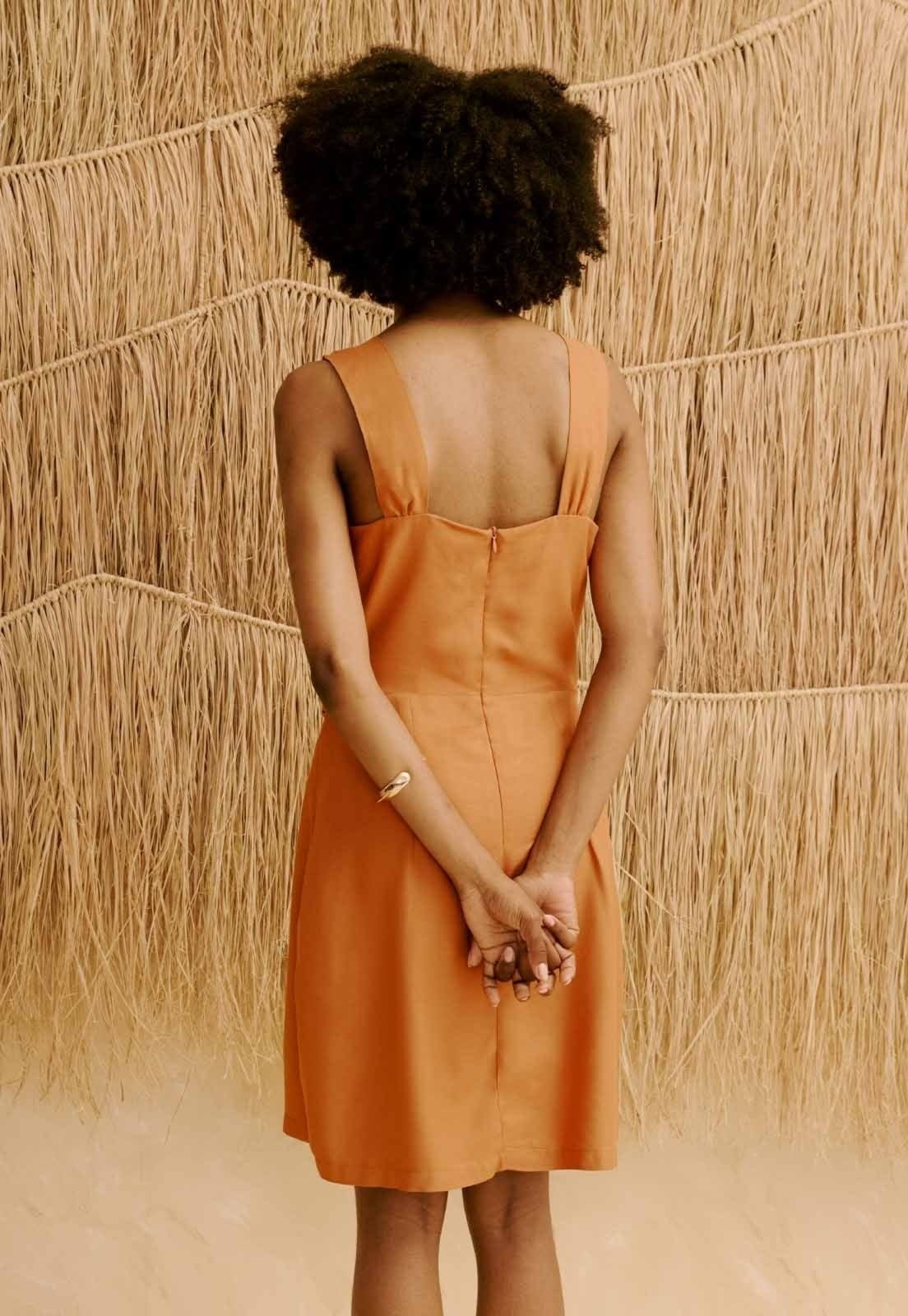 Vista 2 Vestido Curto Liso com Fivela Metal CaCay bege