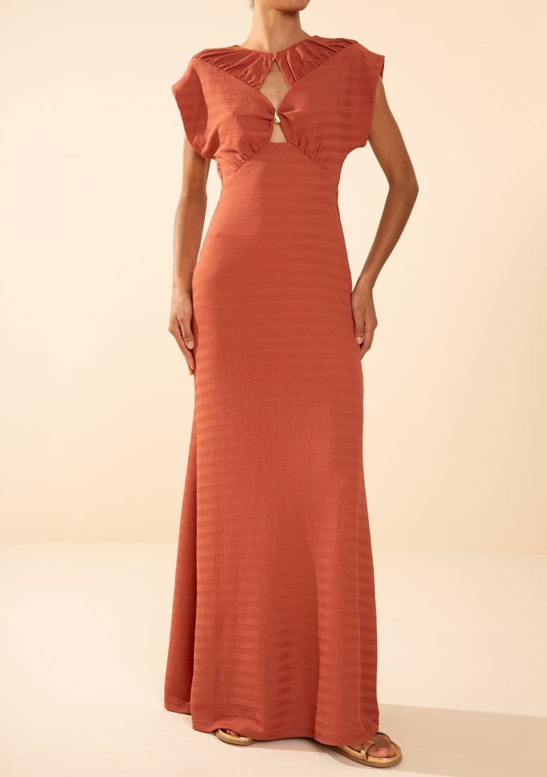 Vista 2 Vestido Morena Rosa Ajustado Decote Careca Manga Curta Longo Marrom Morena Rosa marrom rosa