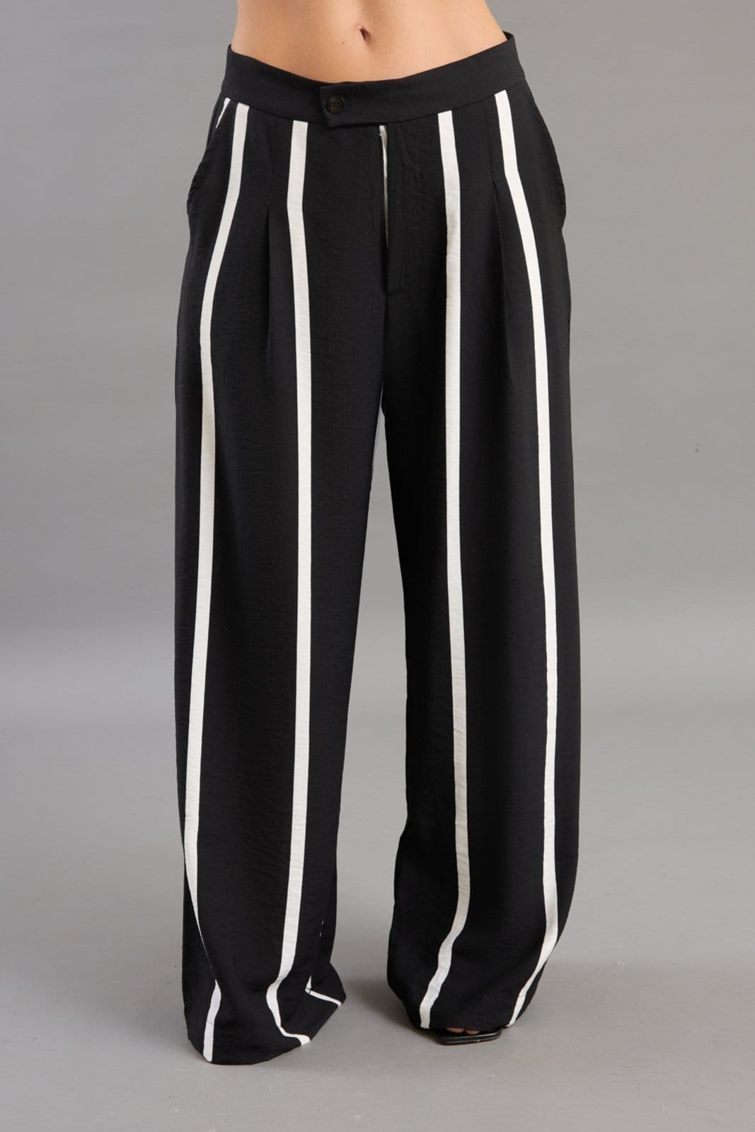 Calça Pantalona Preta Listrada com Short Interno Lemier Collection