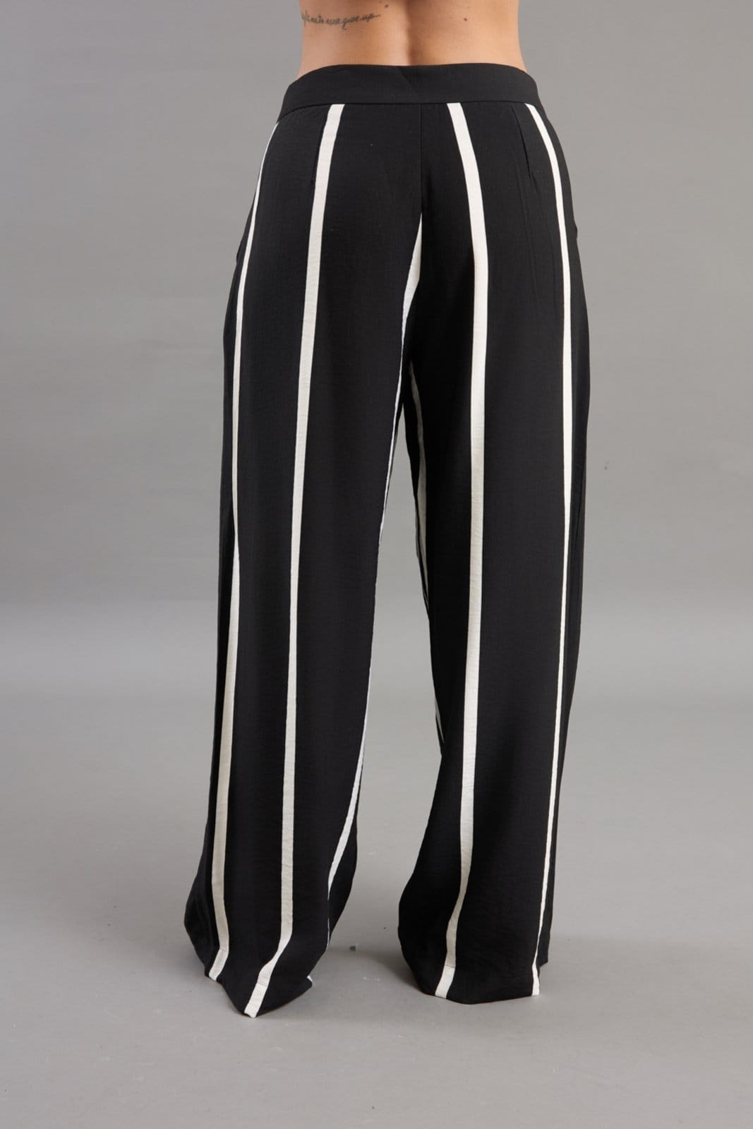 Vista 2 Calça Pantalona Preta Listrada com Short Interno Lemier Collection LEMIER preto