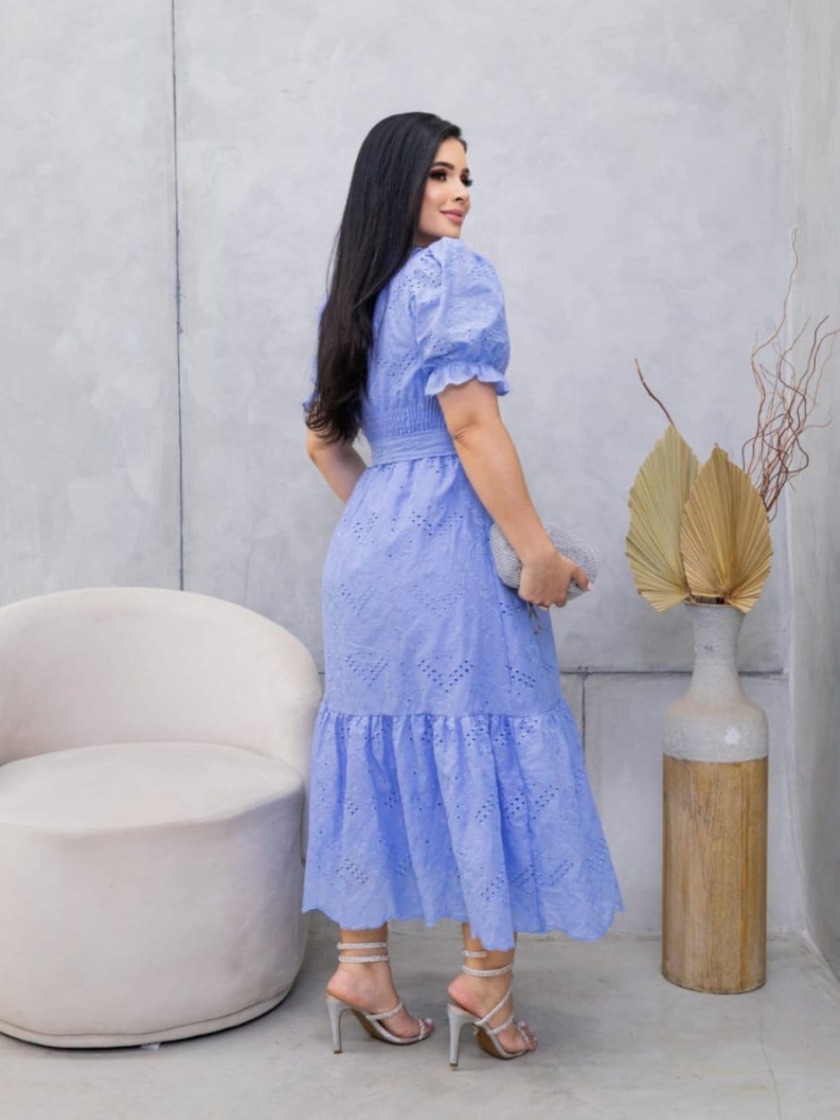 Vista 2 Vestido Festa Midi Soltinho Elegante Moda Evangélica Azul Sarah Cristina Brand bege azul