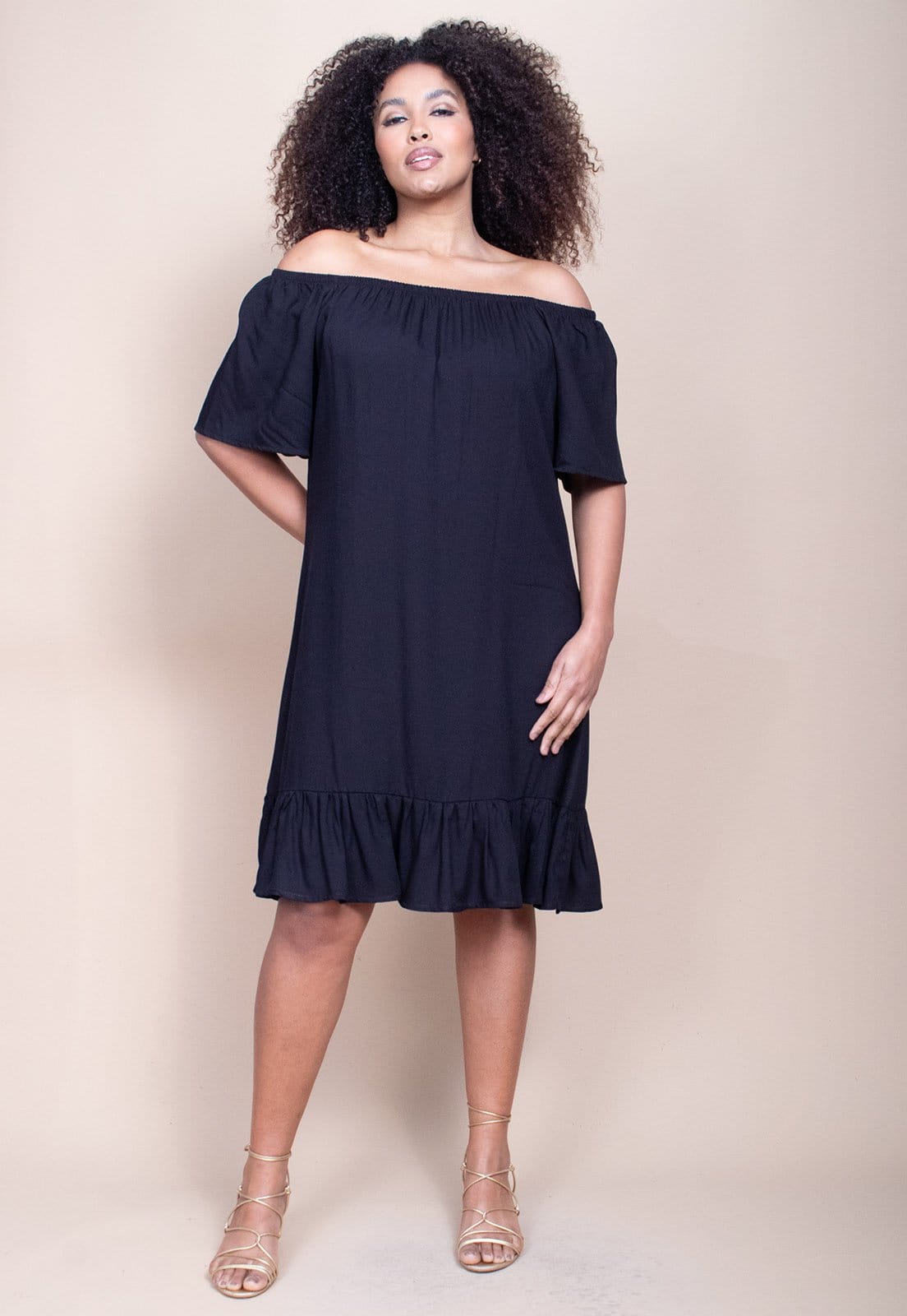 Vista 2 Vestido Curto Cabafree Mullet Ombro a Ombro Amplo Cabanafree preto