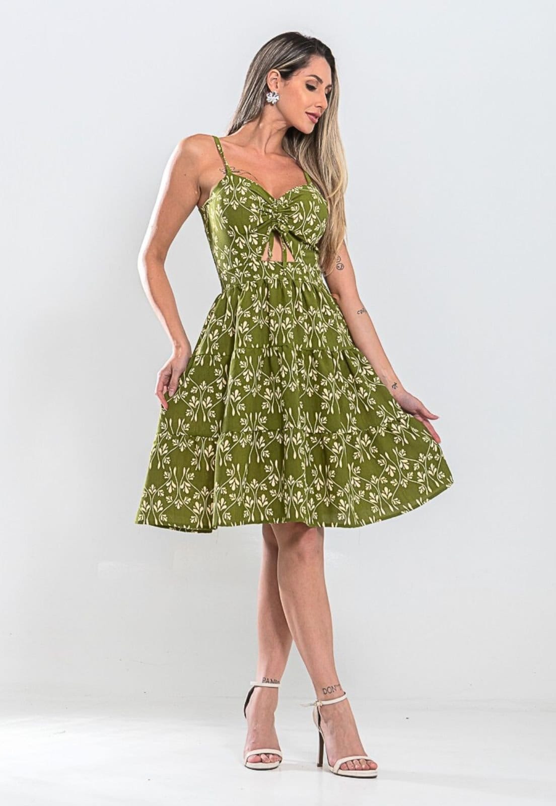 Vestido Floral Curto Decote Frontal Duna Estampado Tendencia Com Babado Com Alça Com Regulador Costas Nuas Cor Verde