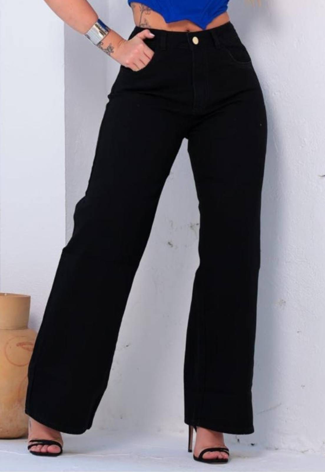 Calça Wide Leg Cargo Feminina Preta com Bolsos Laterais e Cintura Alta